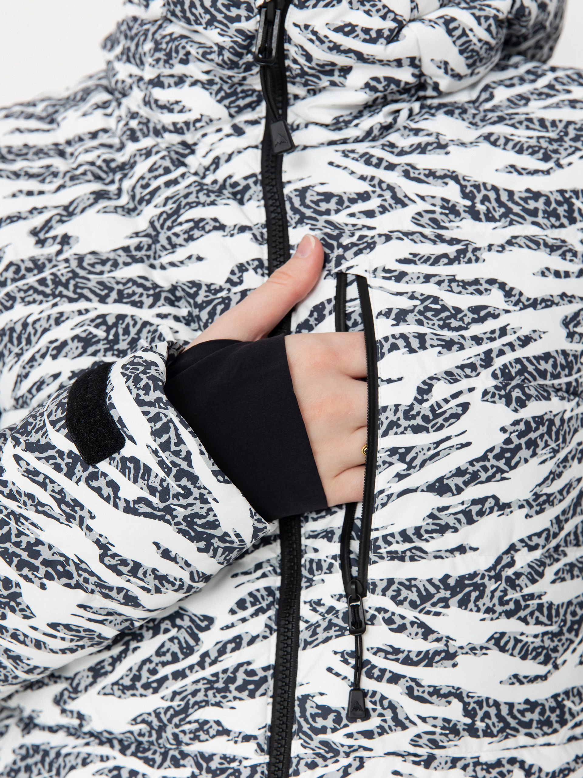 Pentru femei Geacă de snowboard Burton Loyil Down (zebra camo)