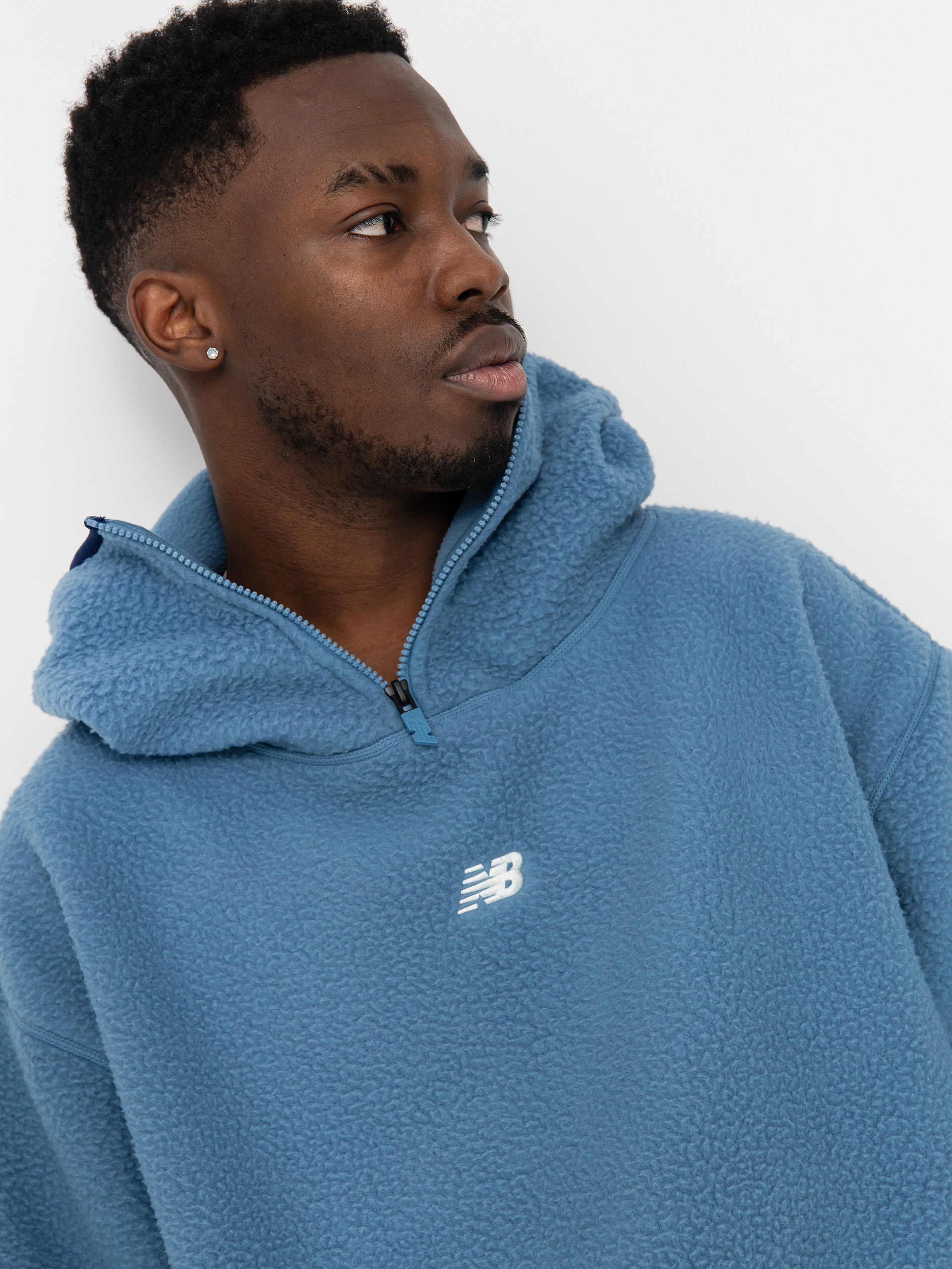 Hanorac din fleece New Balance Hoops Sherpa Top - albastru (heronblue)