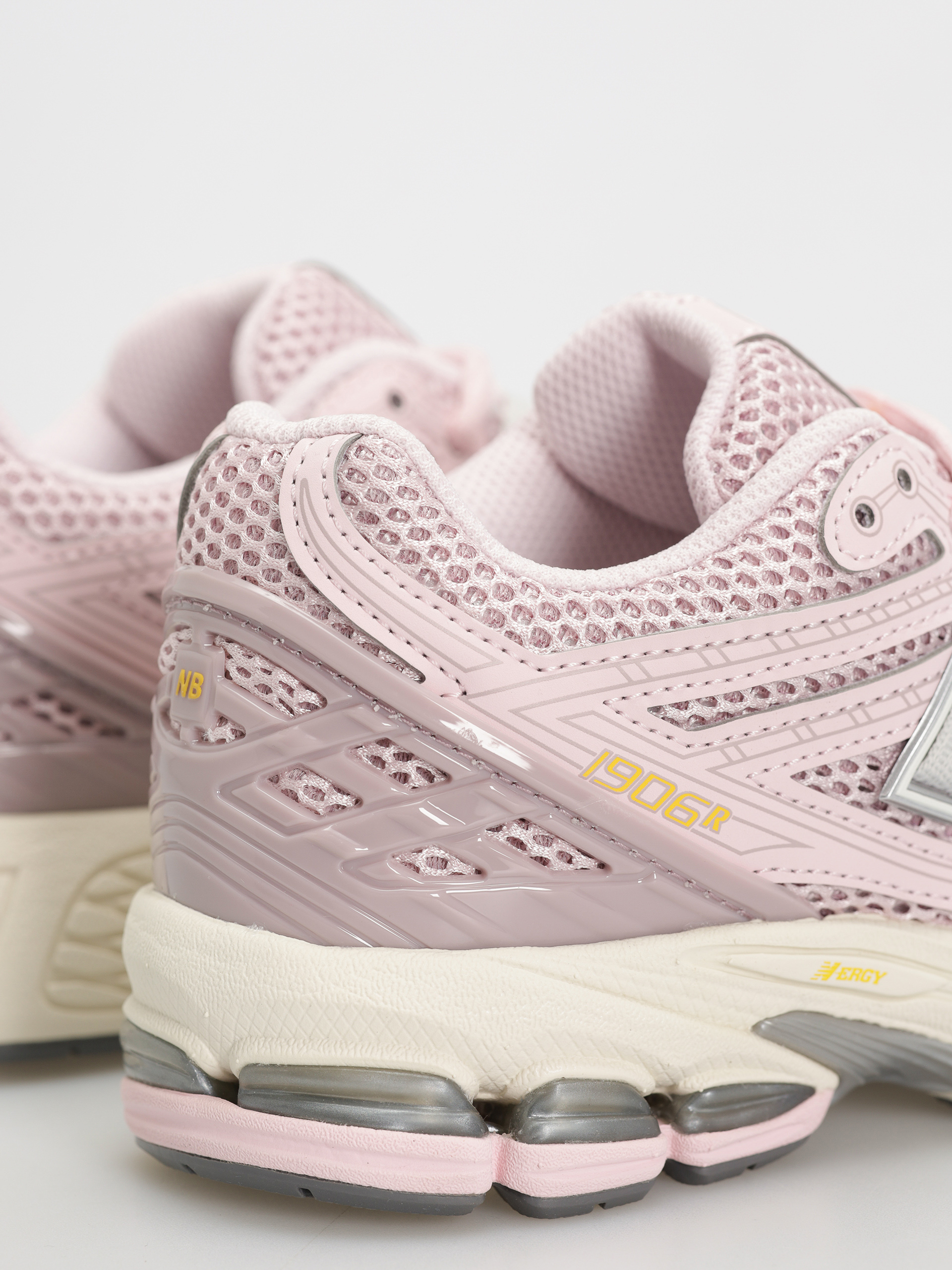 Pantofi New Balance 1906 JR (rose sugar)