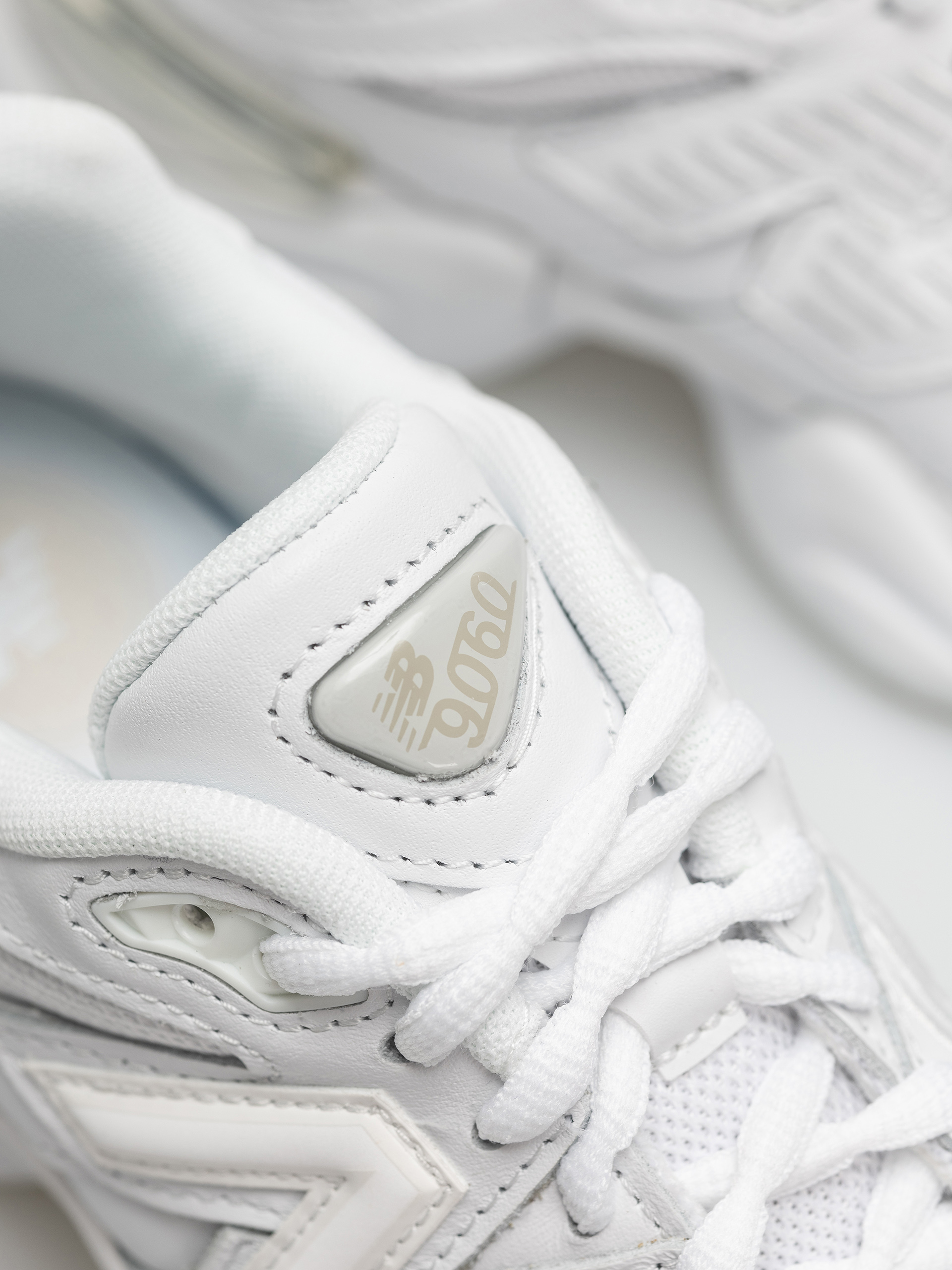 Pantofi New Balance 9060 (triple white)
