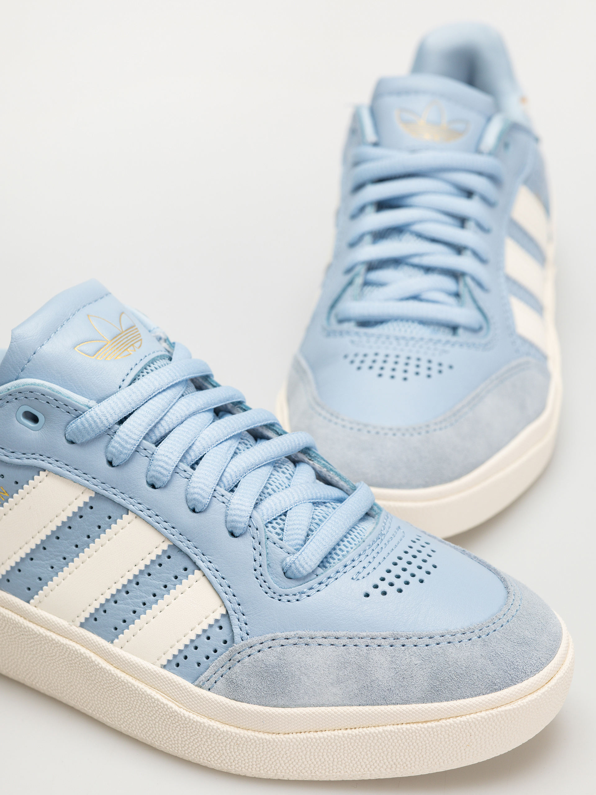 Pantofi adidas Tyshawn Low (clesky/cwhite/goldmt)