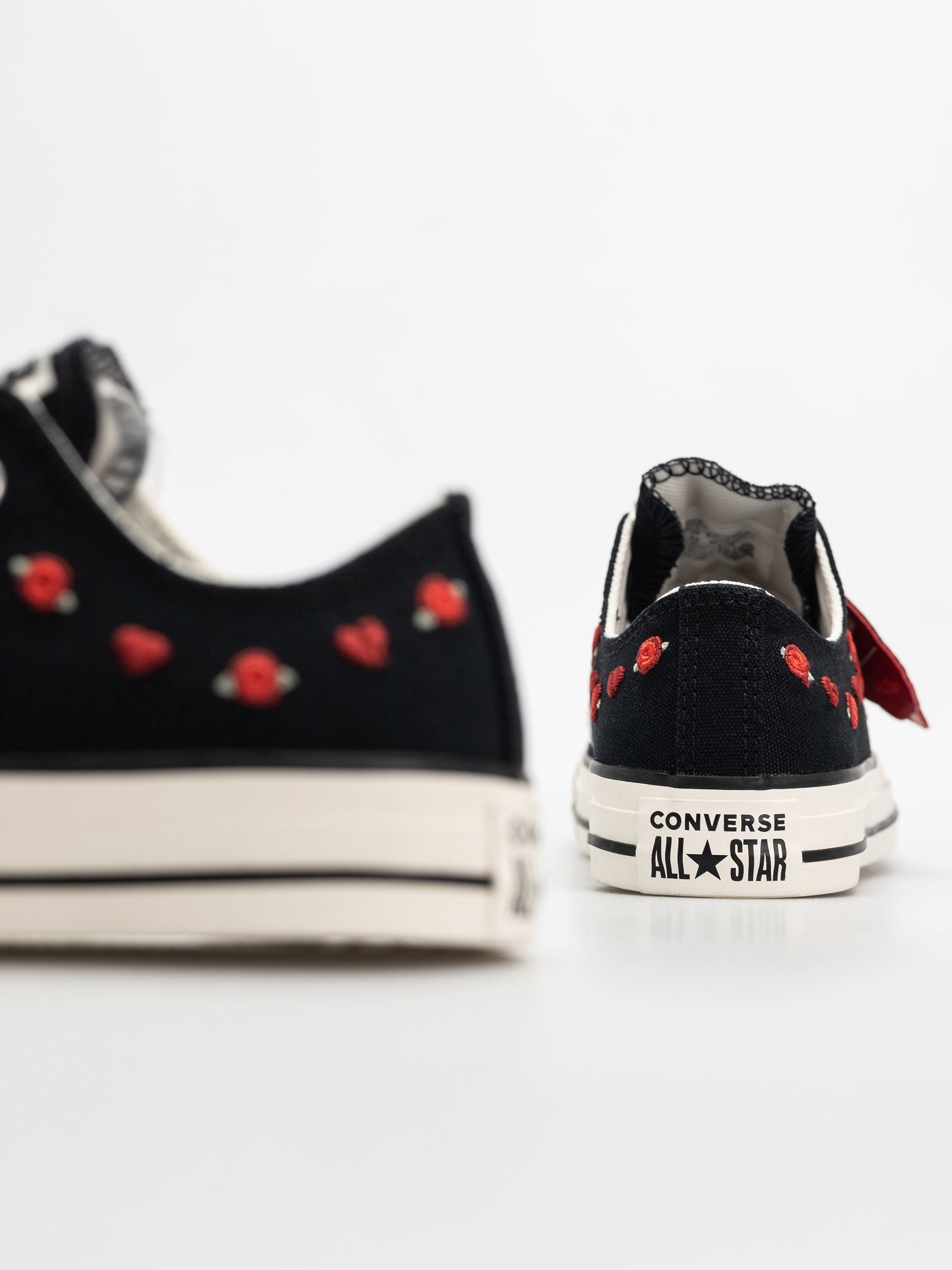 Teniși Converse Chuck Taylor All Star Ox Wmn (black/red/egret)