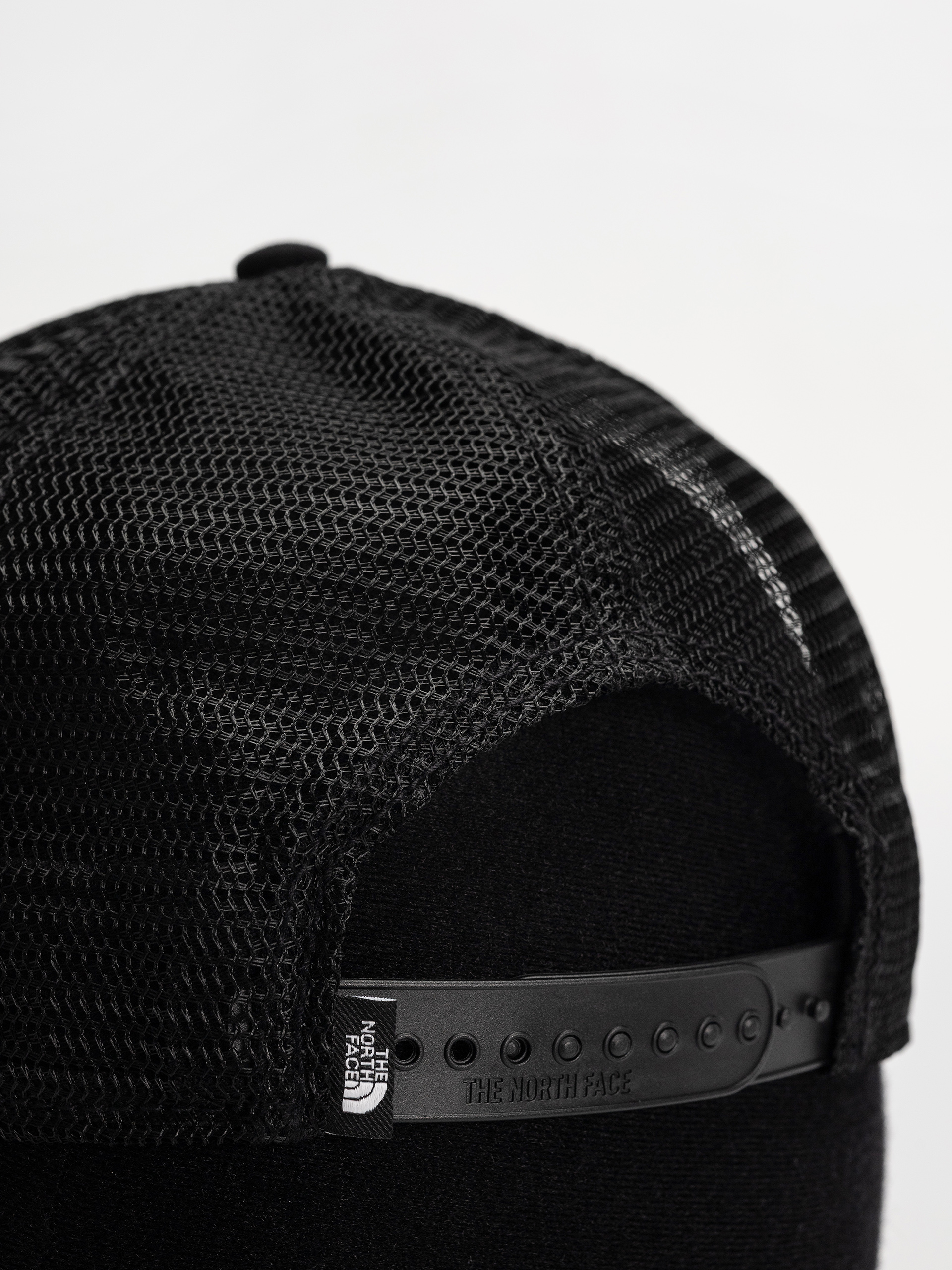 Șapcă The North Face Embroidered Mudder Trucker (tnf black/tnf black/bear green)