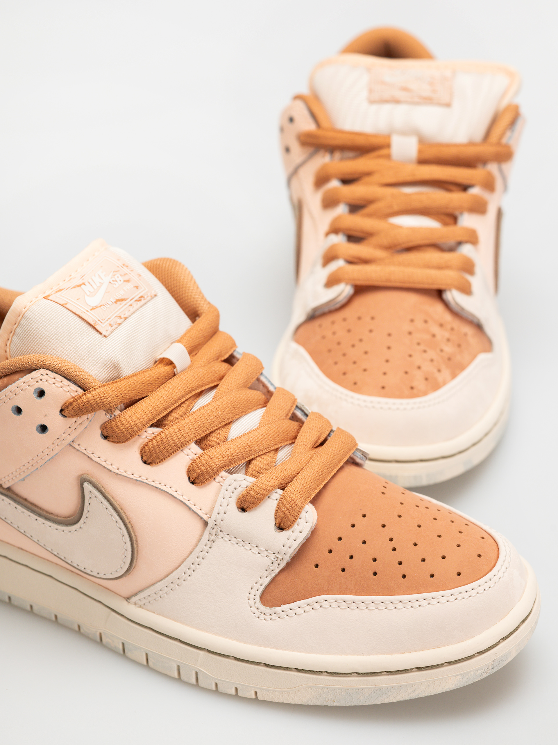 Pantofi Nike SB Dunk Low Pro Prm (amber brown/guava ice crimson tint hemp)