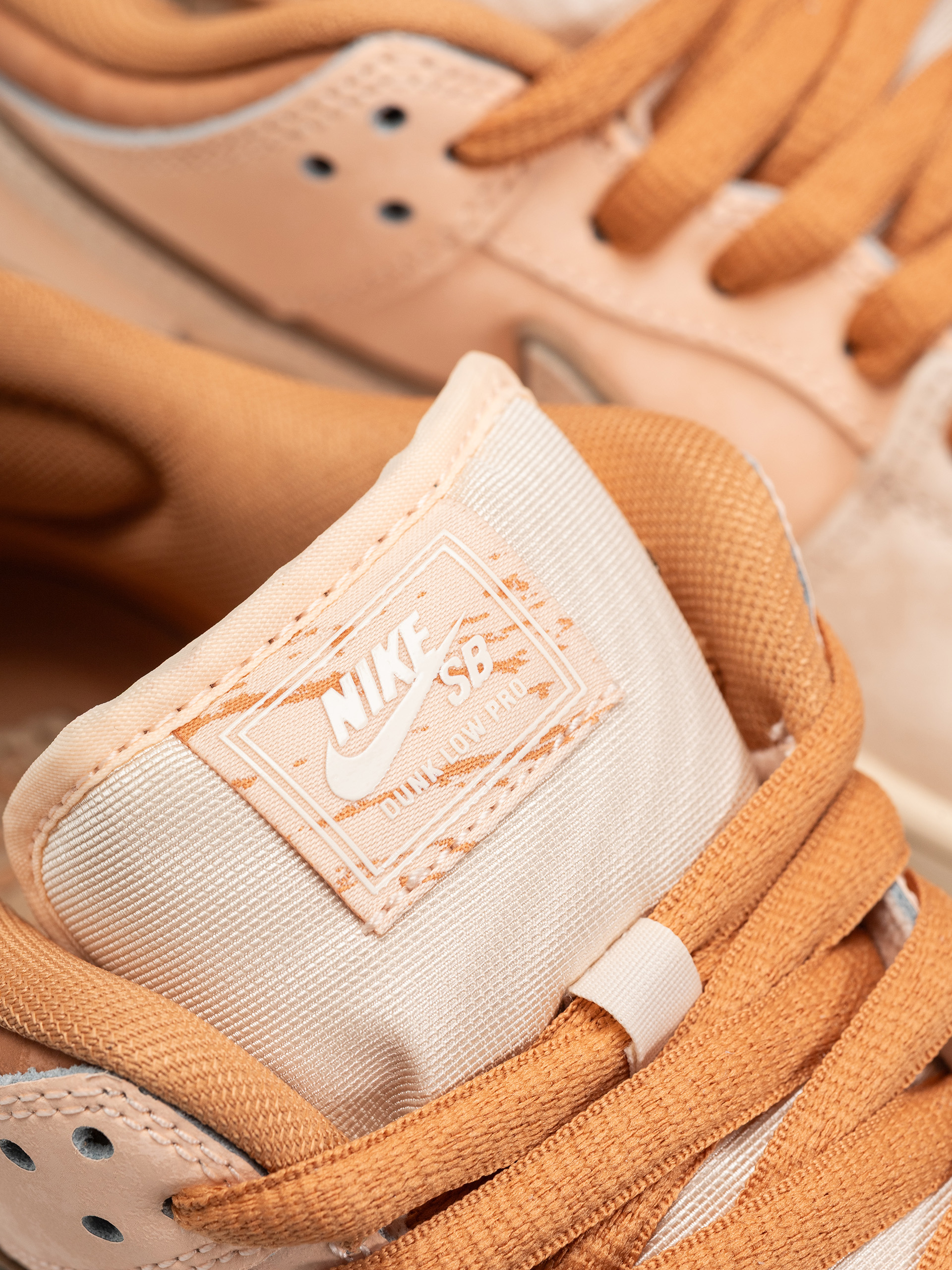 Pantofi Nike SB Dunk Low Pro Prm (amber brown/guava ice crimson tint hemp)