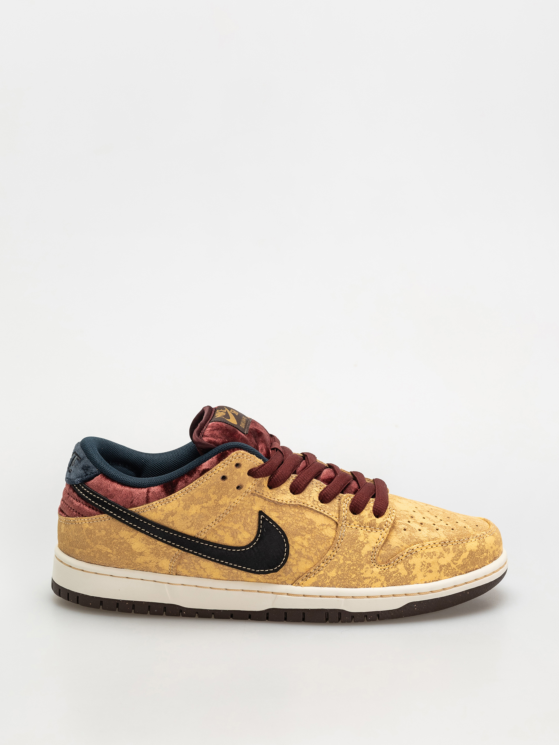 Pantofi Nike SB Dunk Low Pro (celestial gold/black dark team red)