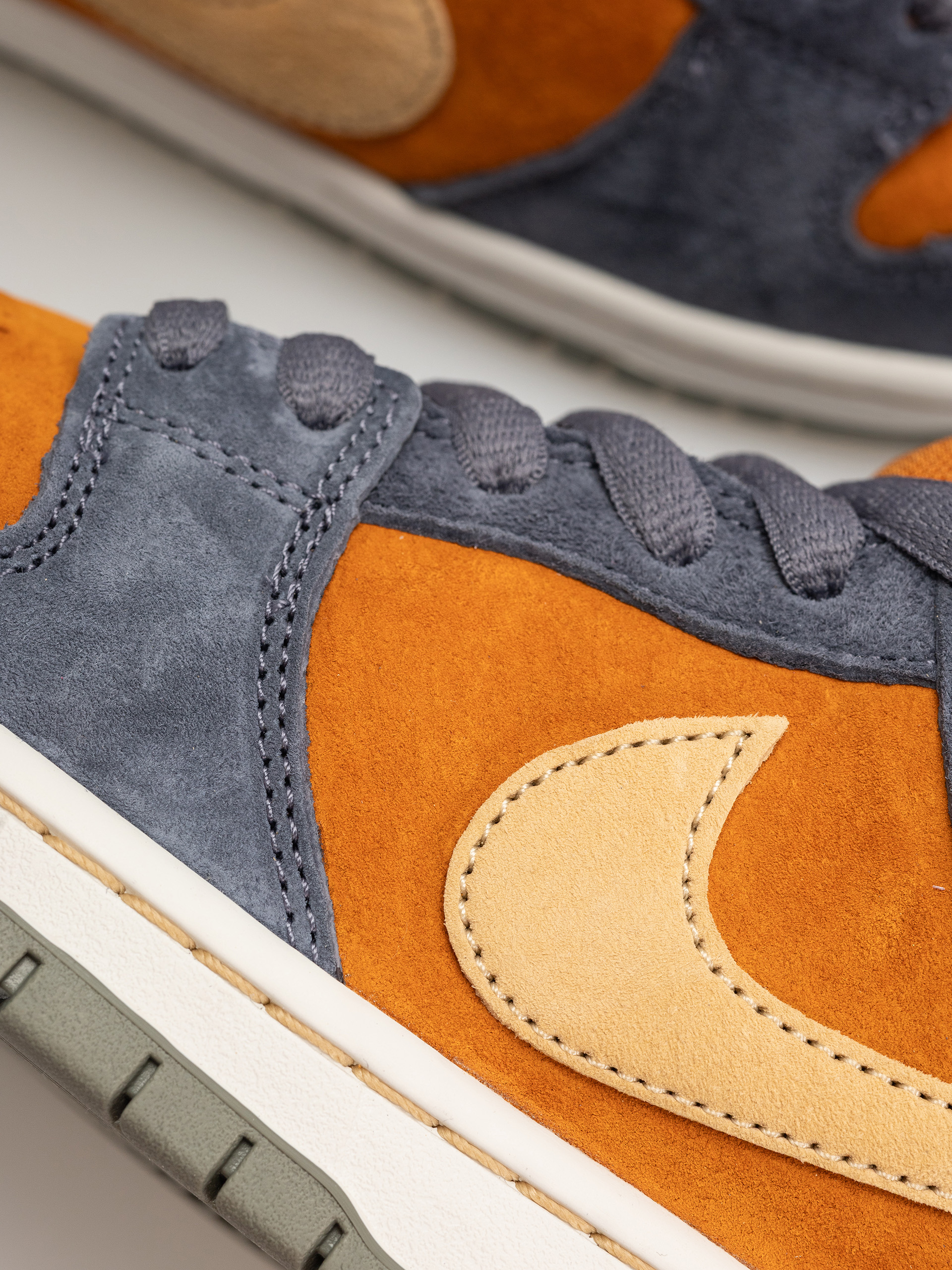 Pantofi Nike SB Dunk Low Pro (light carbon/sesame monarch summit white)