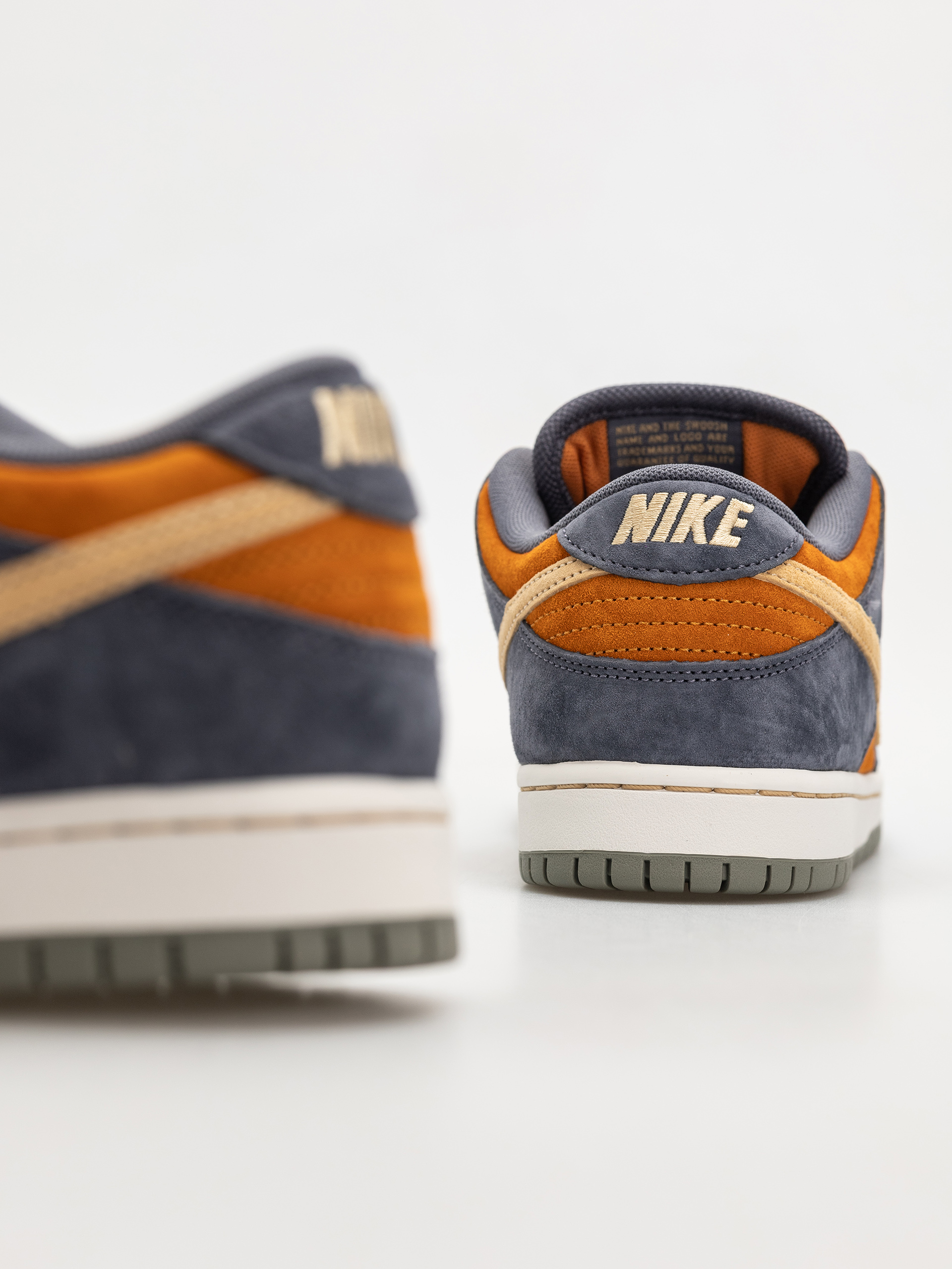 Pantofi Nike SB Dunk Low Pro (light carbon/sesame monarch summit white)