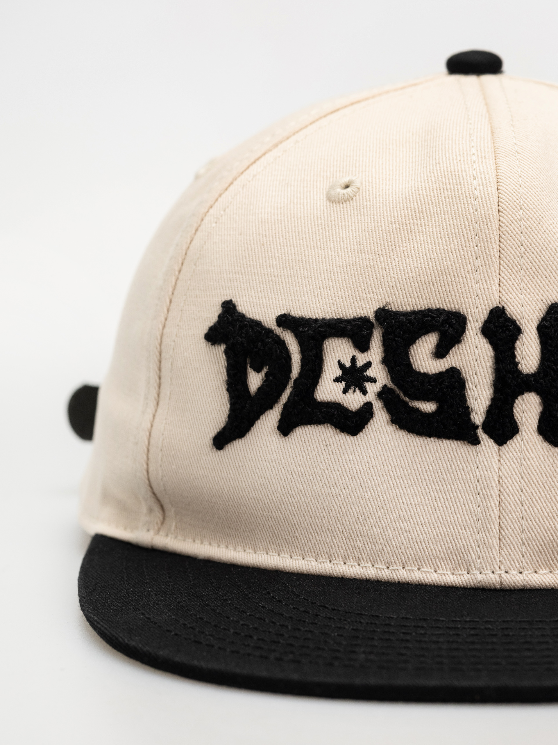 Șapcă DC Mosh Pit Strapback (lily white/black)