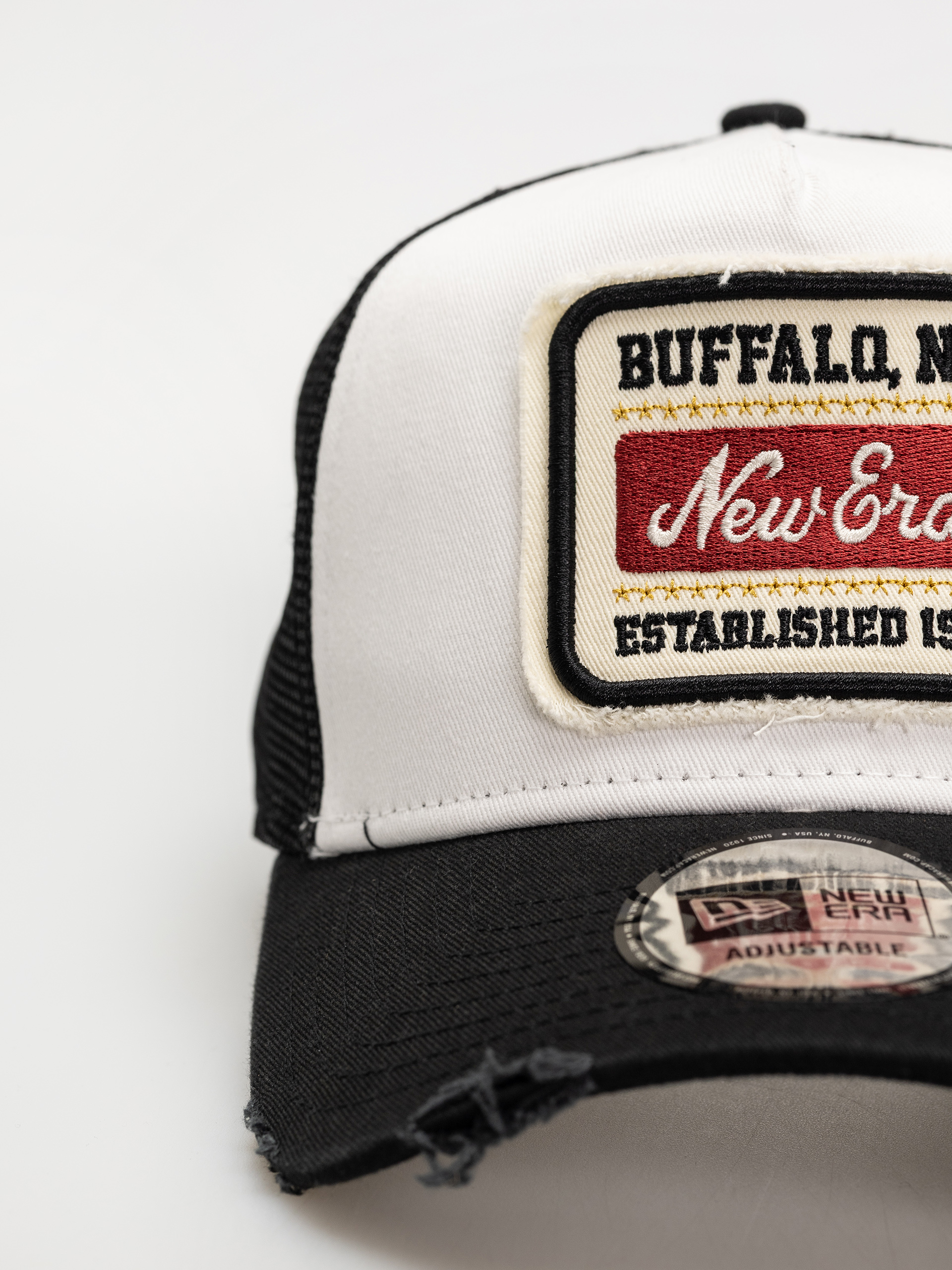Șapcă New Era Patch Distress Trucker (white)