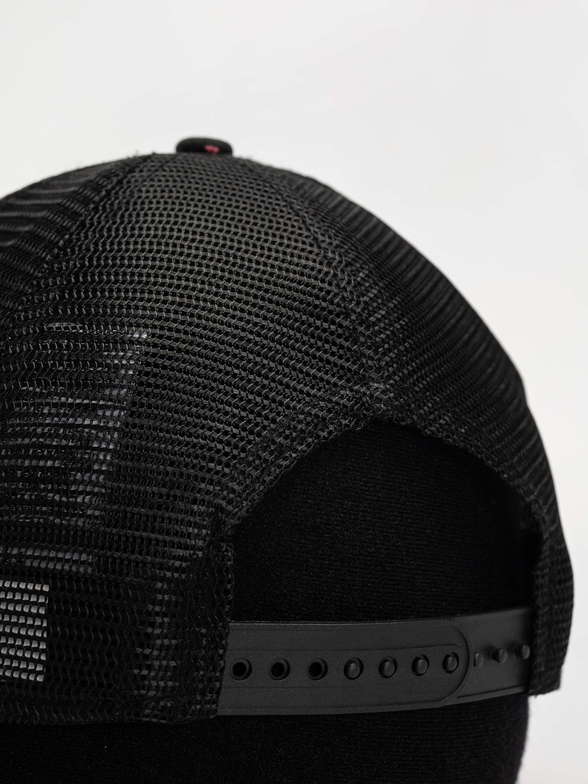 Șapcă New Era Patch Distress Trucker (white)