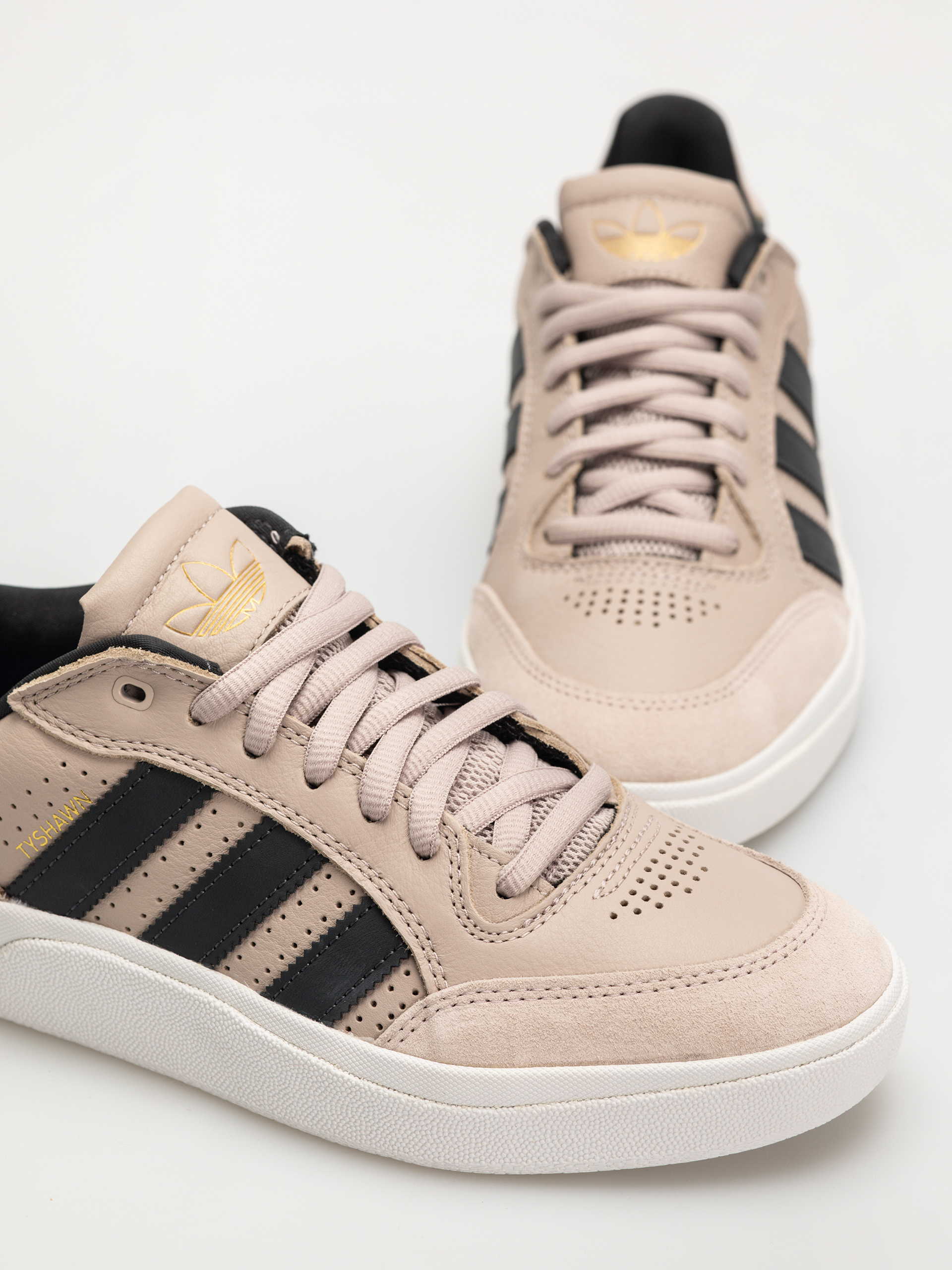 Pantofi adidas Tyshawn Low (wontau/carbon/goldmt)