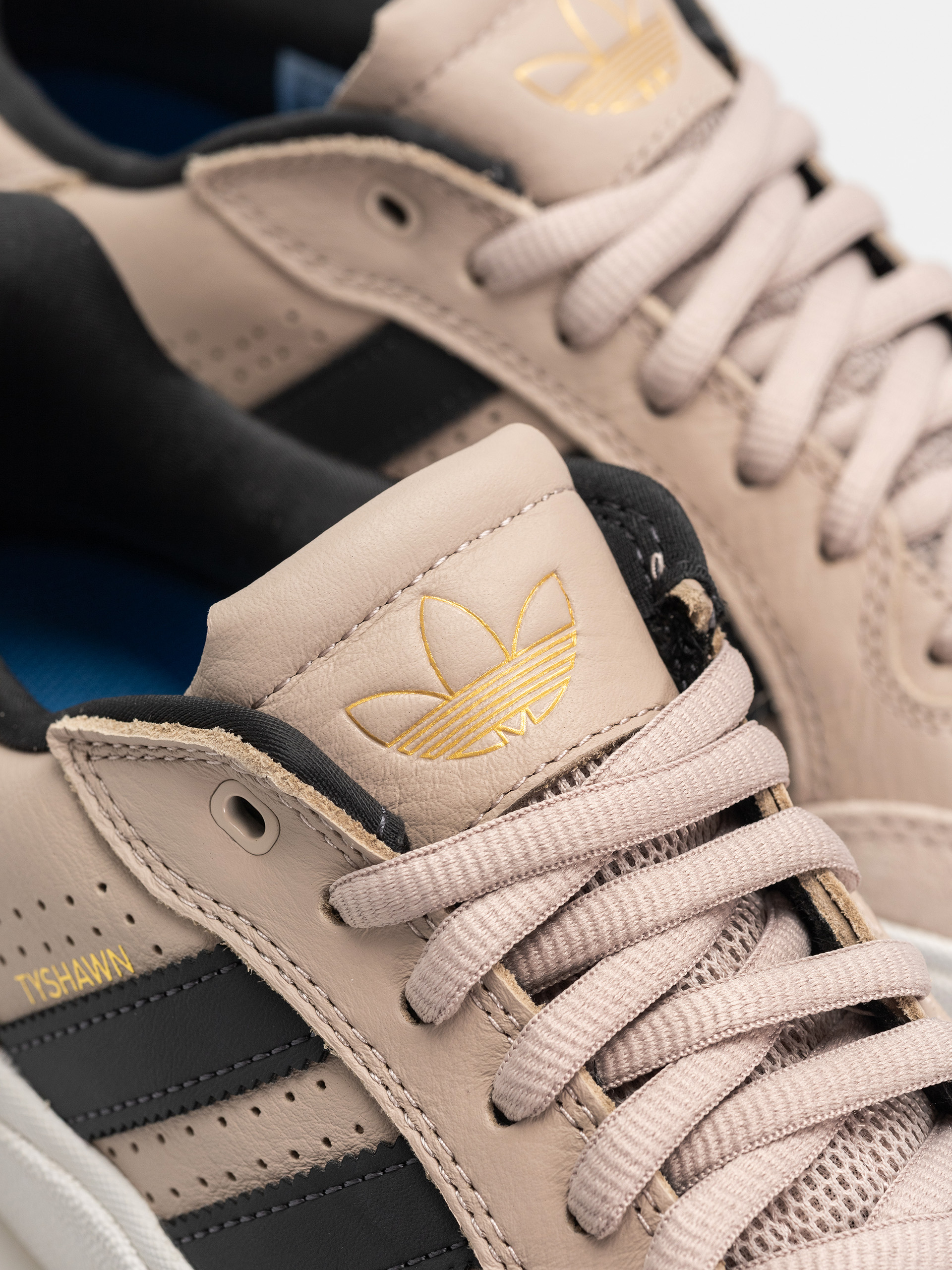 Pantofi adidas Tyshawn Low (wontau/carbon/goldmt)