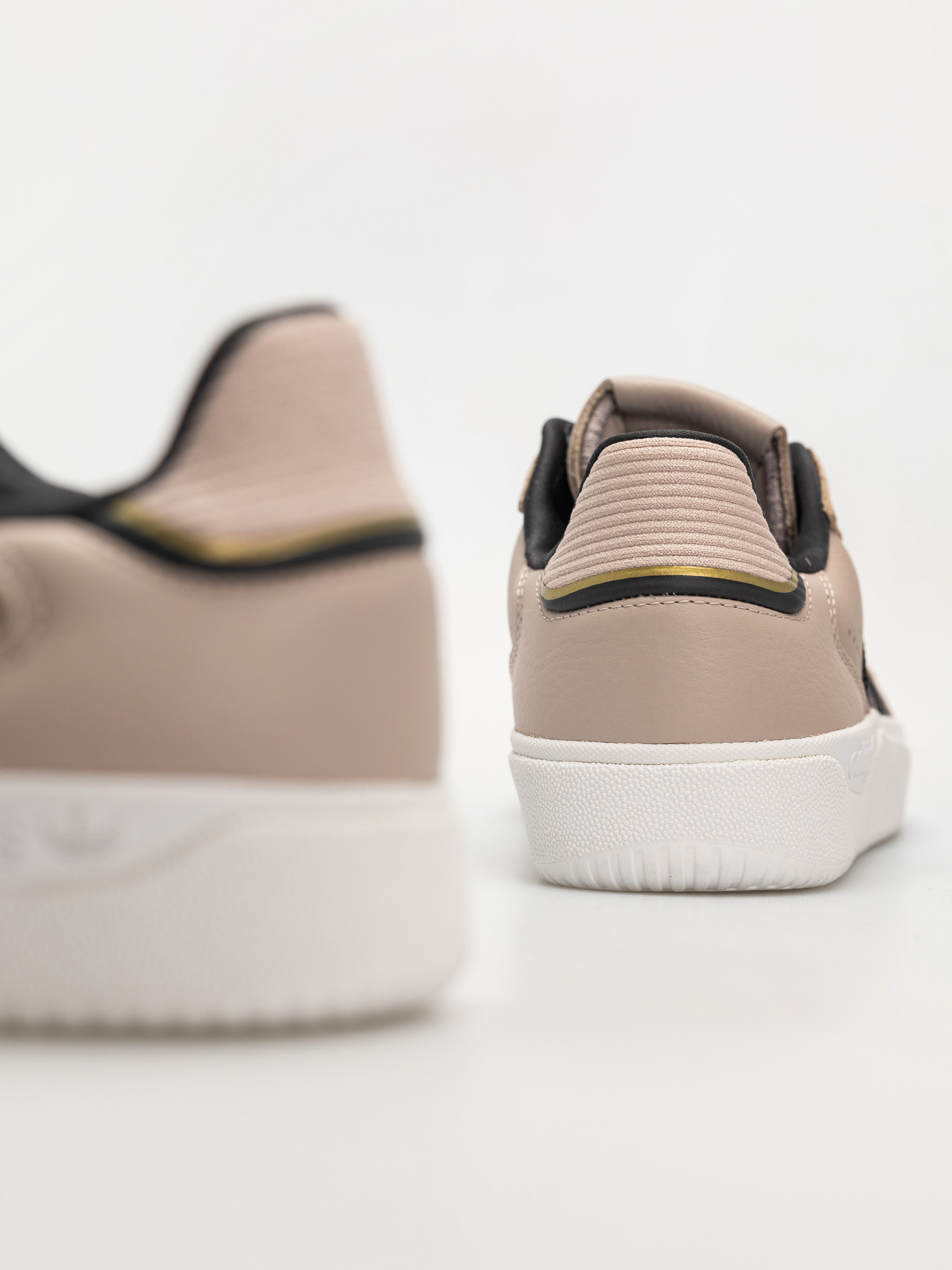 Pantofi adidas Tyshawn Low (wontau/carbon/goldmt)