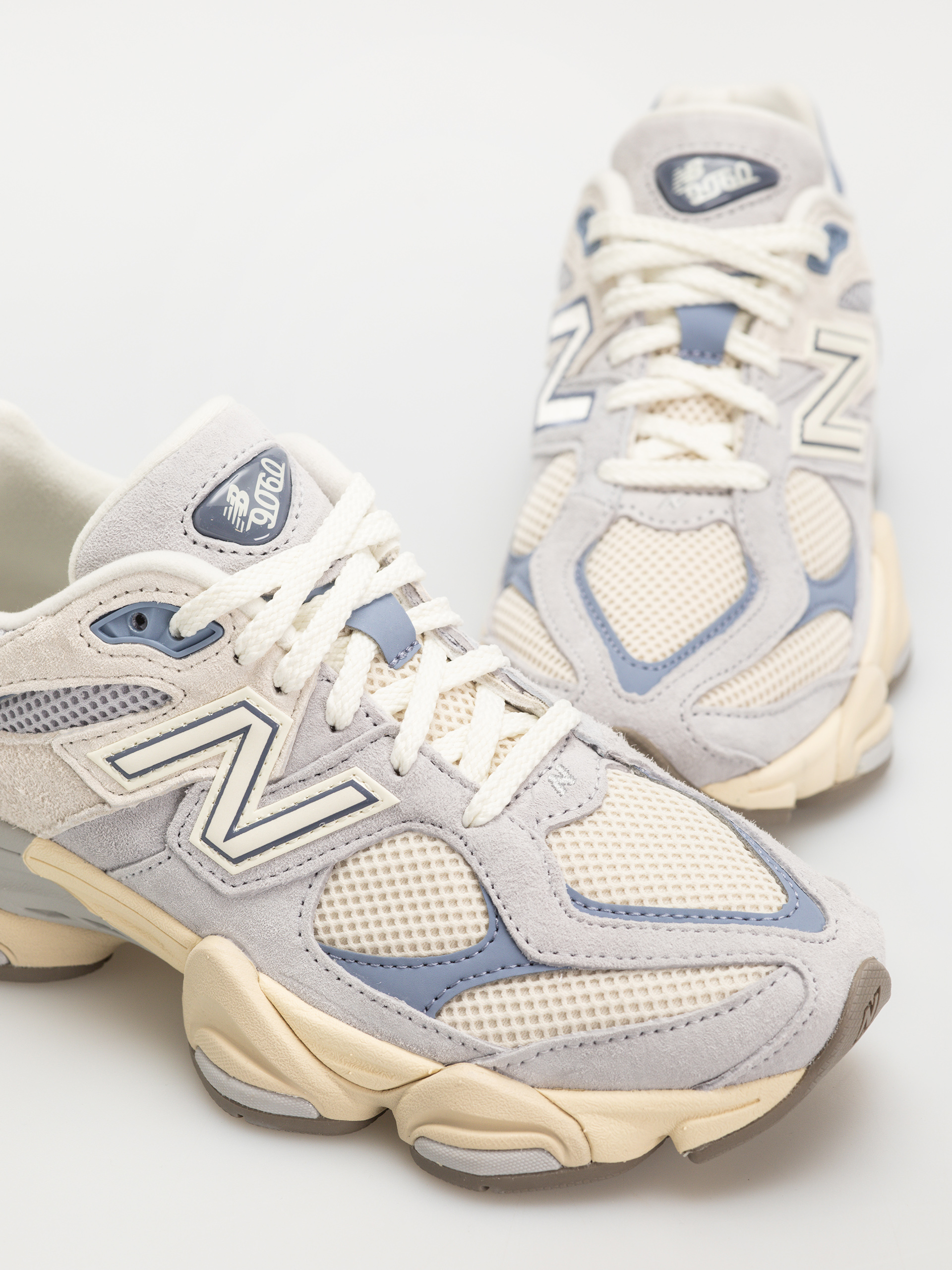 Pantofi New Balance 9060 (pearl grey)