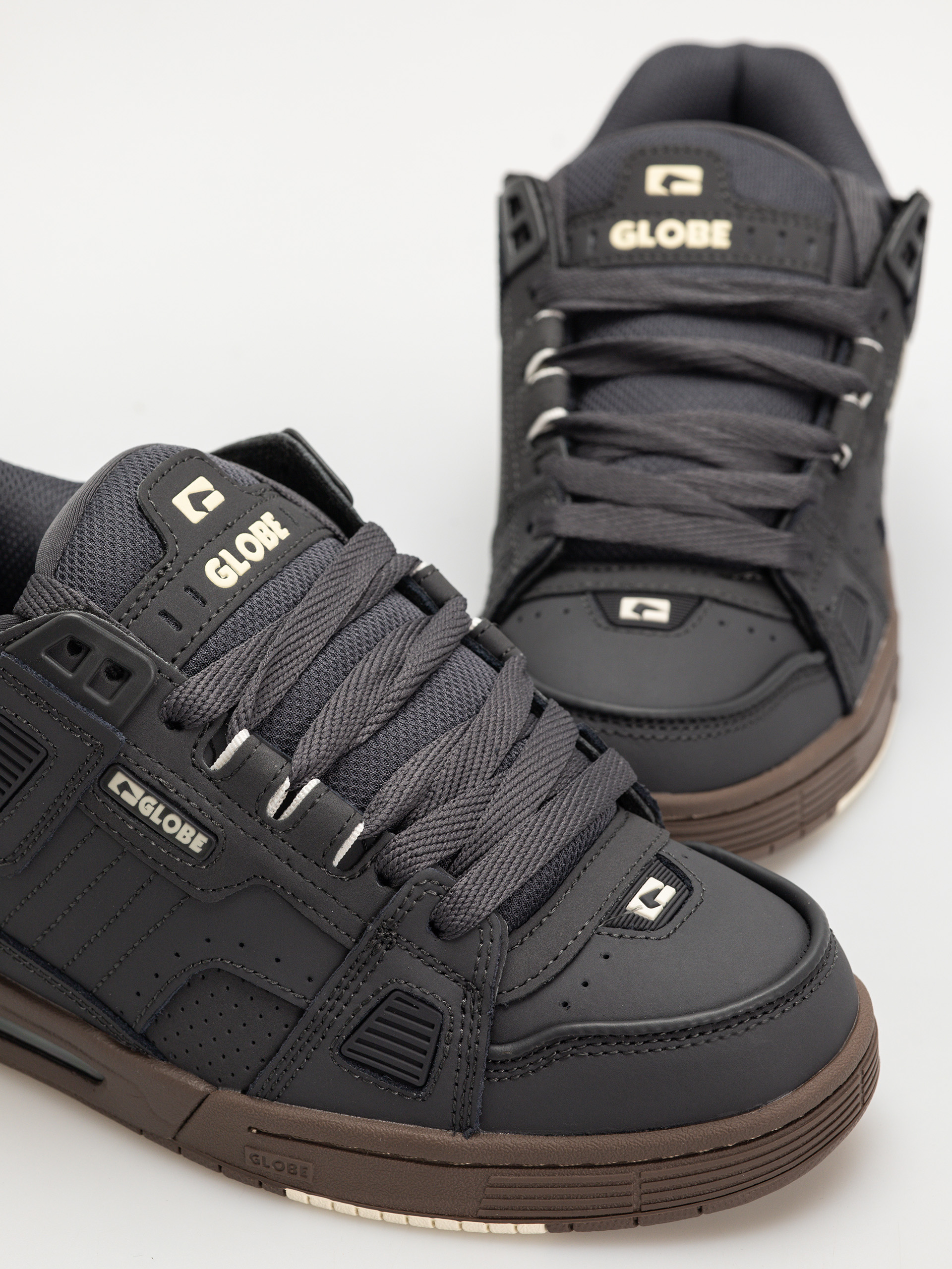 Pantofi Globe Sabre (lead/gum)