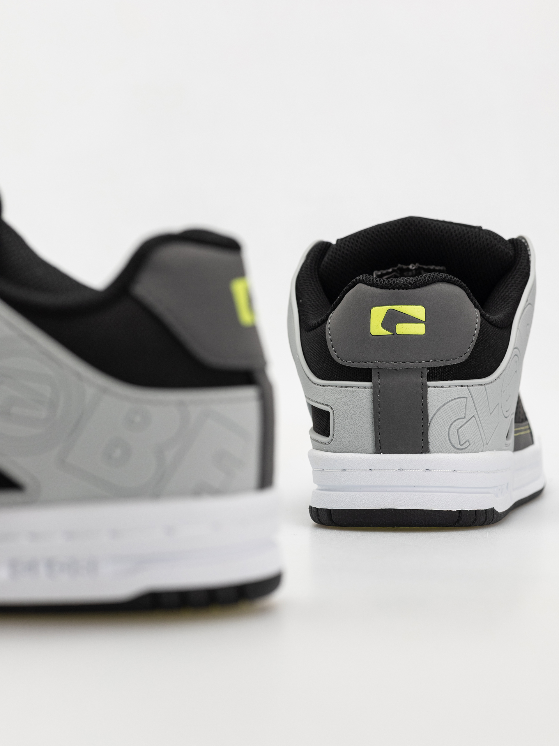 Pantofi Globe Tilt (greyscale/black)