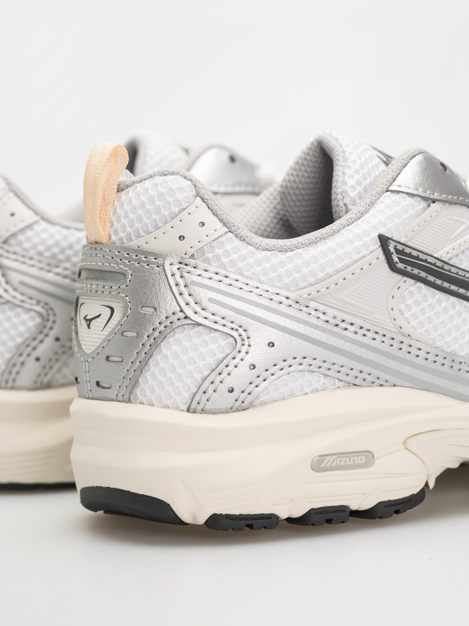 Pantofi Mizuno MXR (white/iron gate/peach puree)