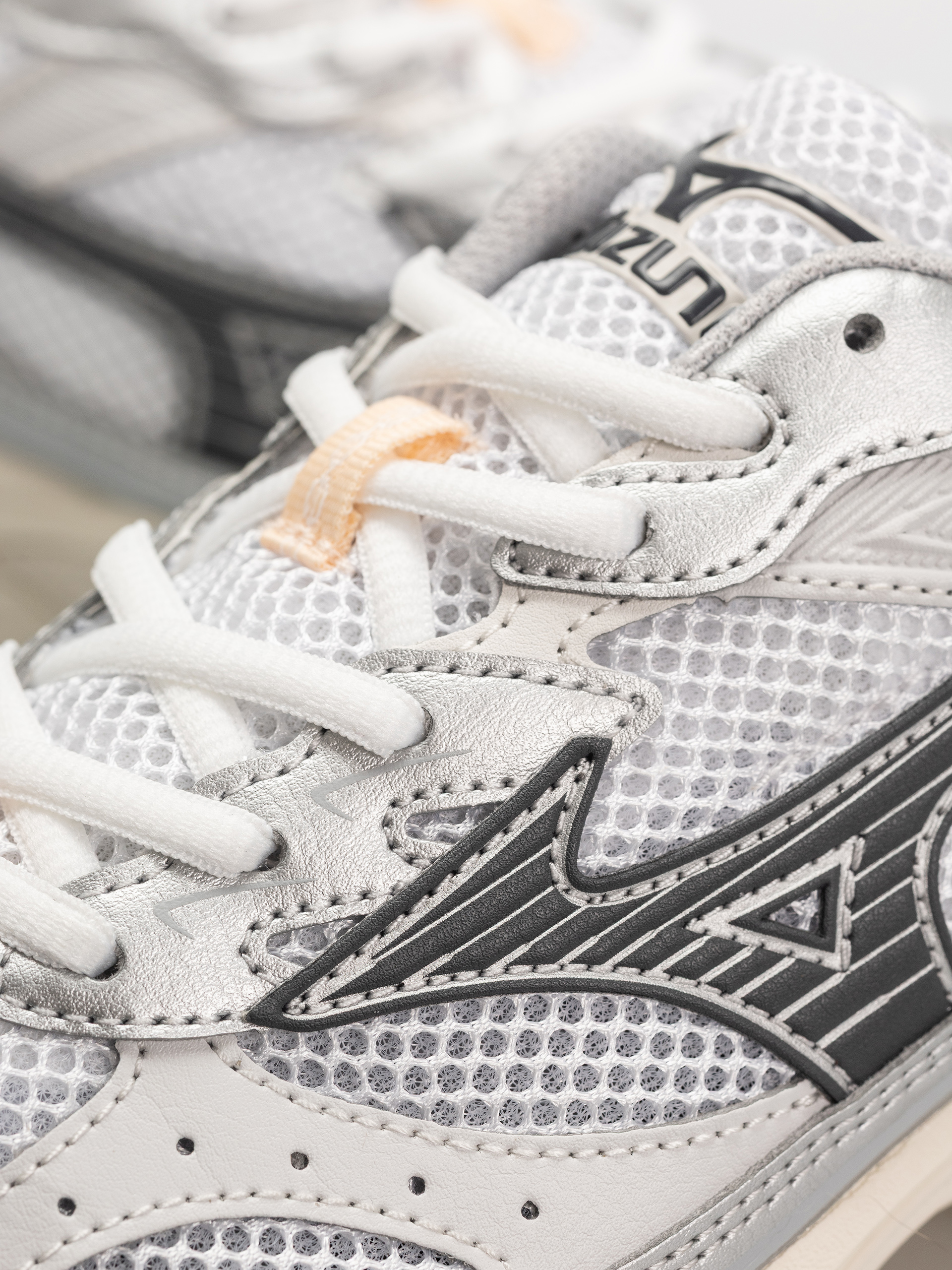 Pantofi Mizuno MXR (white/iron gate/peach puree)