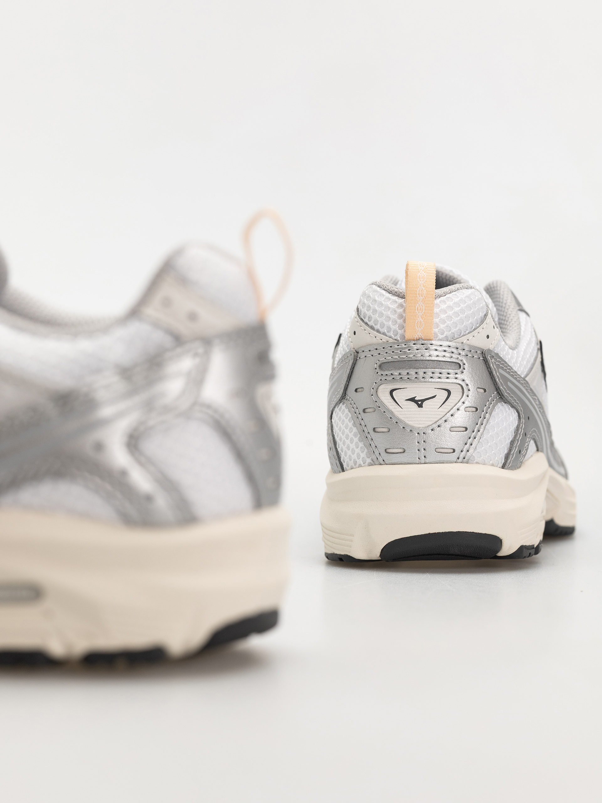 Pantofi Mizuno MXR (white/iron gate/peach puree)