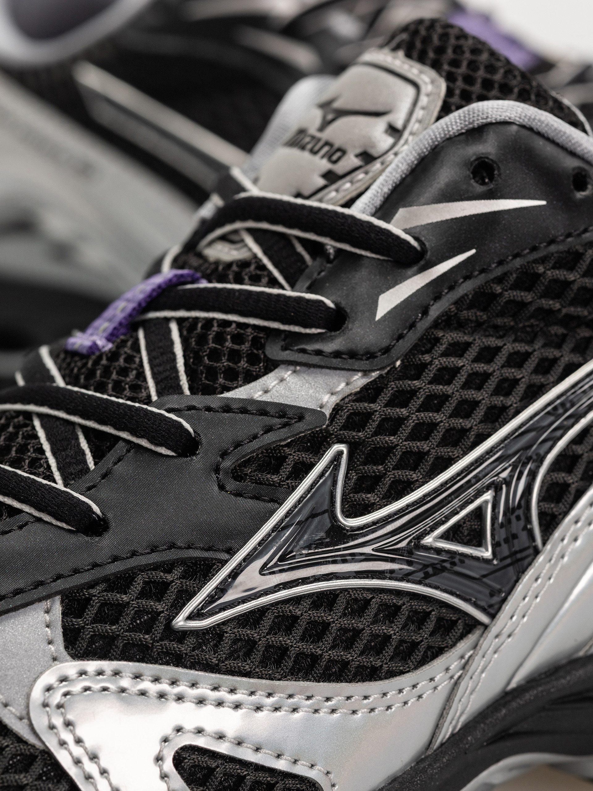 Pantofi Mizuno Wave Rider 10 (black/black sand/purple haze)