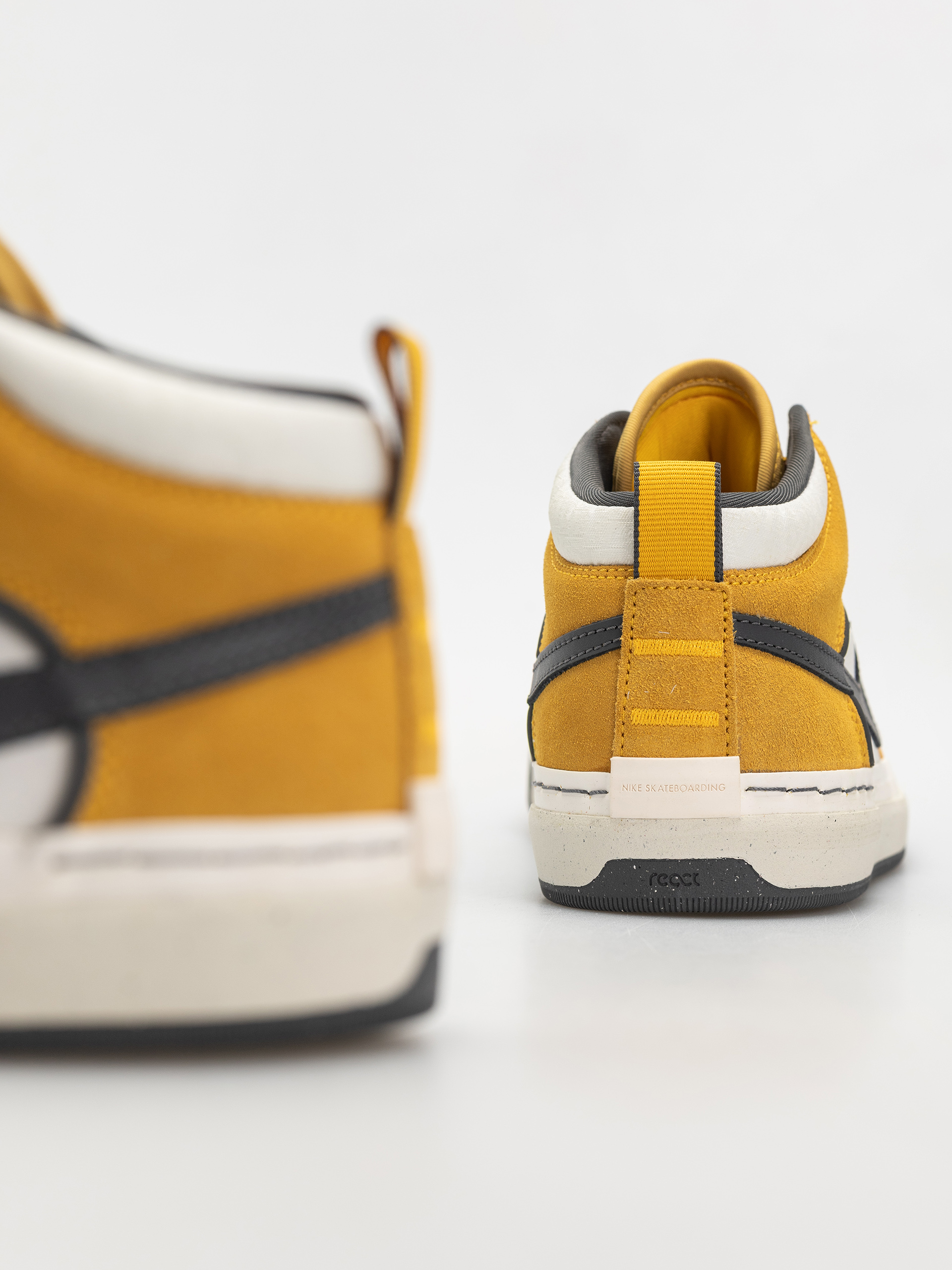 Pantofi Nike SB React Leo (university gold/dark grey)