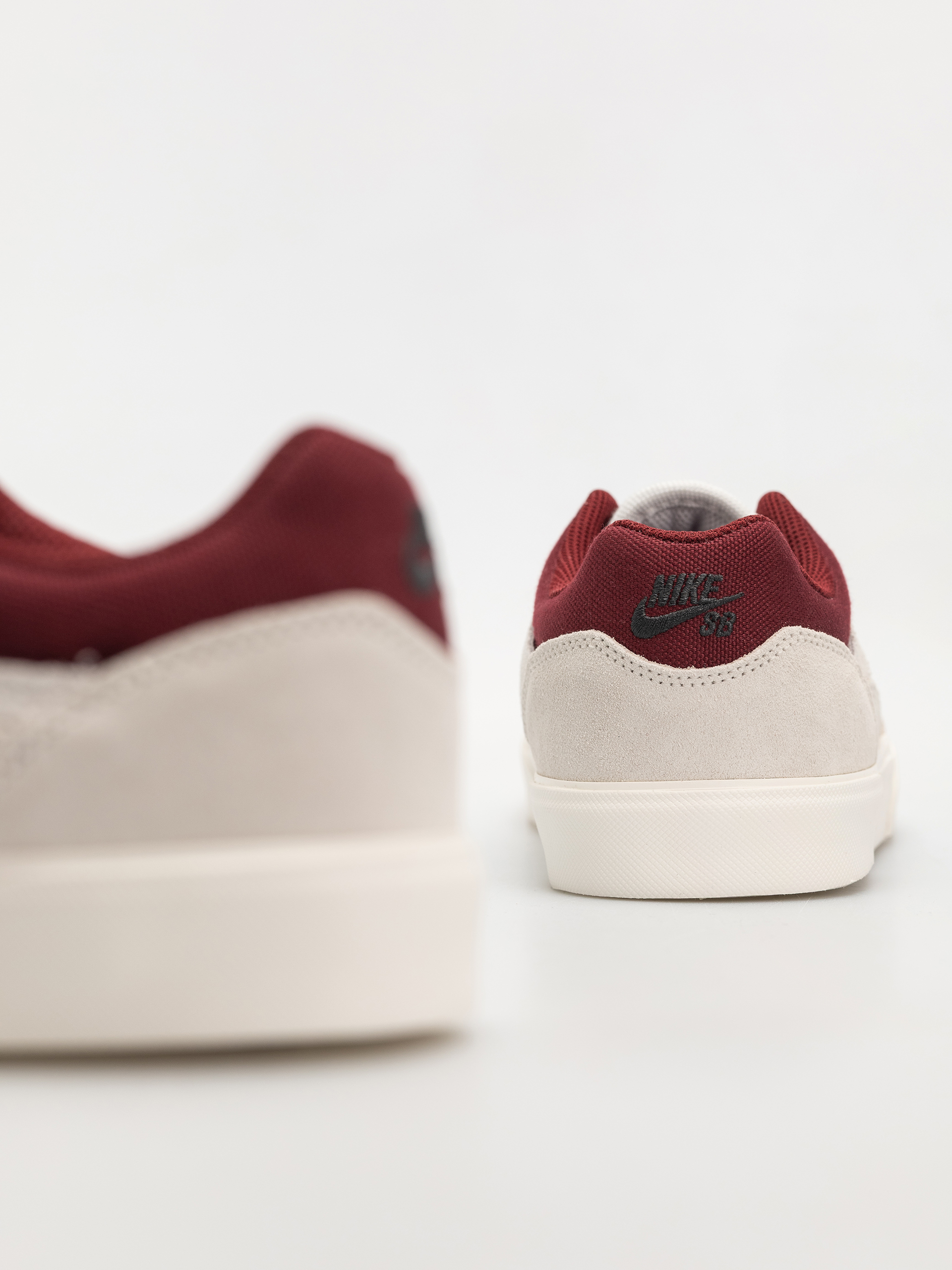 Pantofi Nike SB Malor (summit white/team red phantom sail)