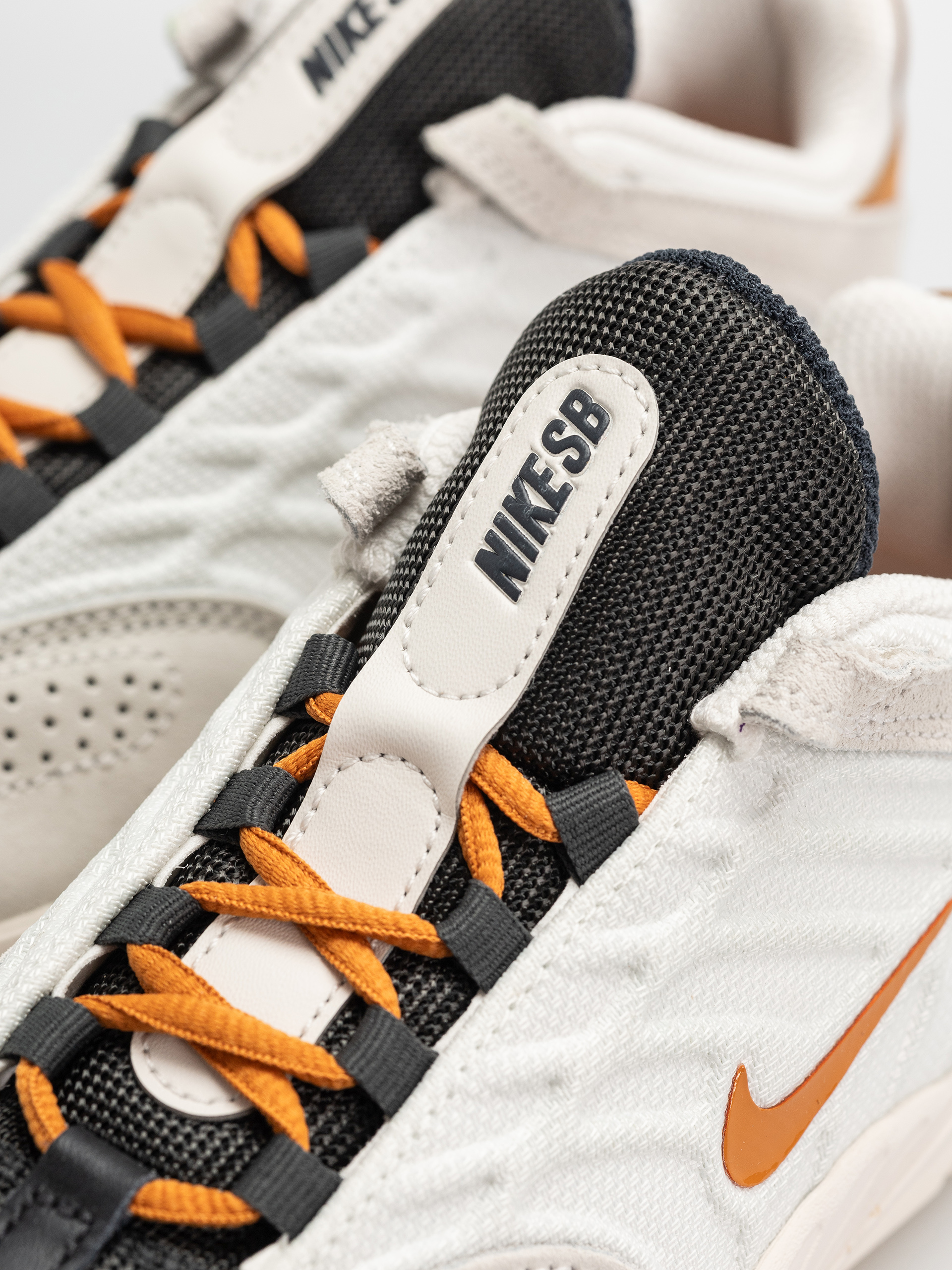 Pantofi Nike SB Vertebrae (summit white/monarch phantom)