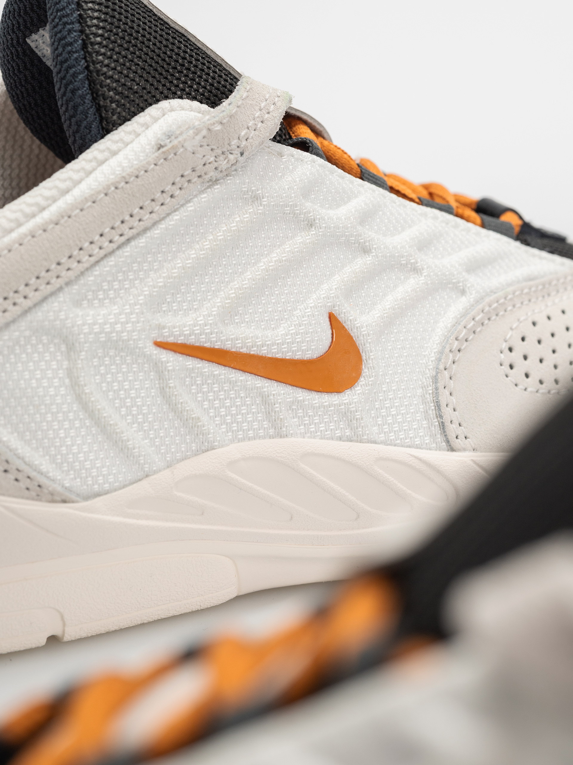 Pantofi Nike SB Vertebrae (summit white/monarch phantom)