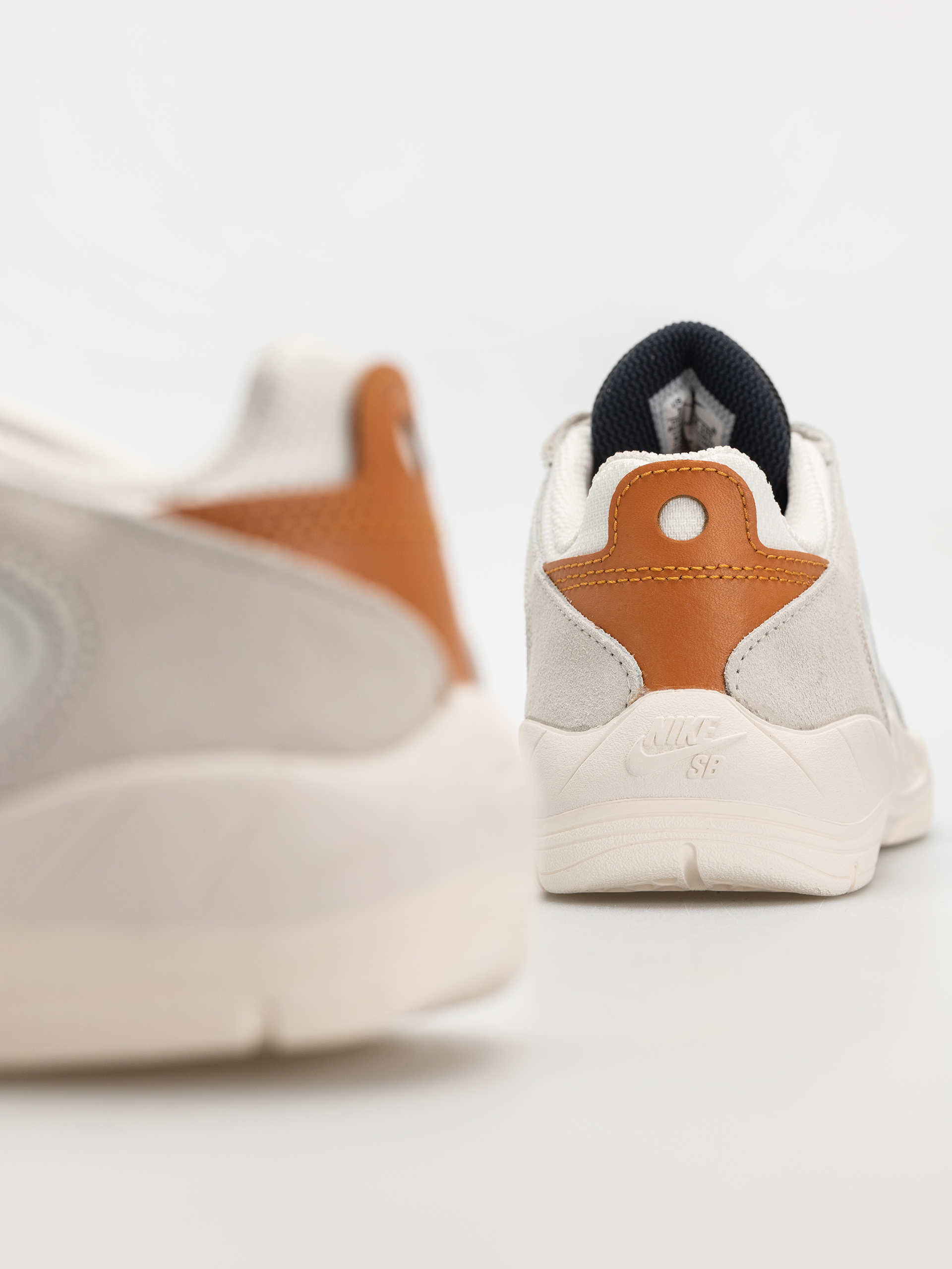 Pantofi Nike SB Vertebrae (summit white/monarch phantom)