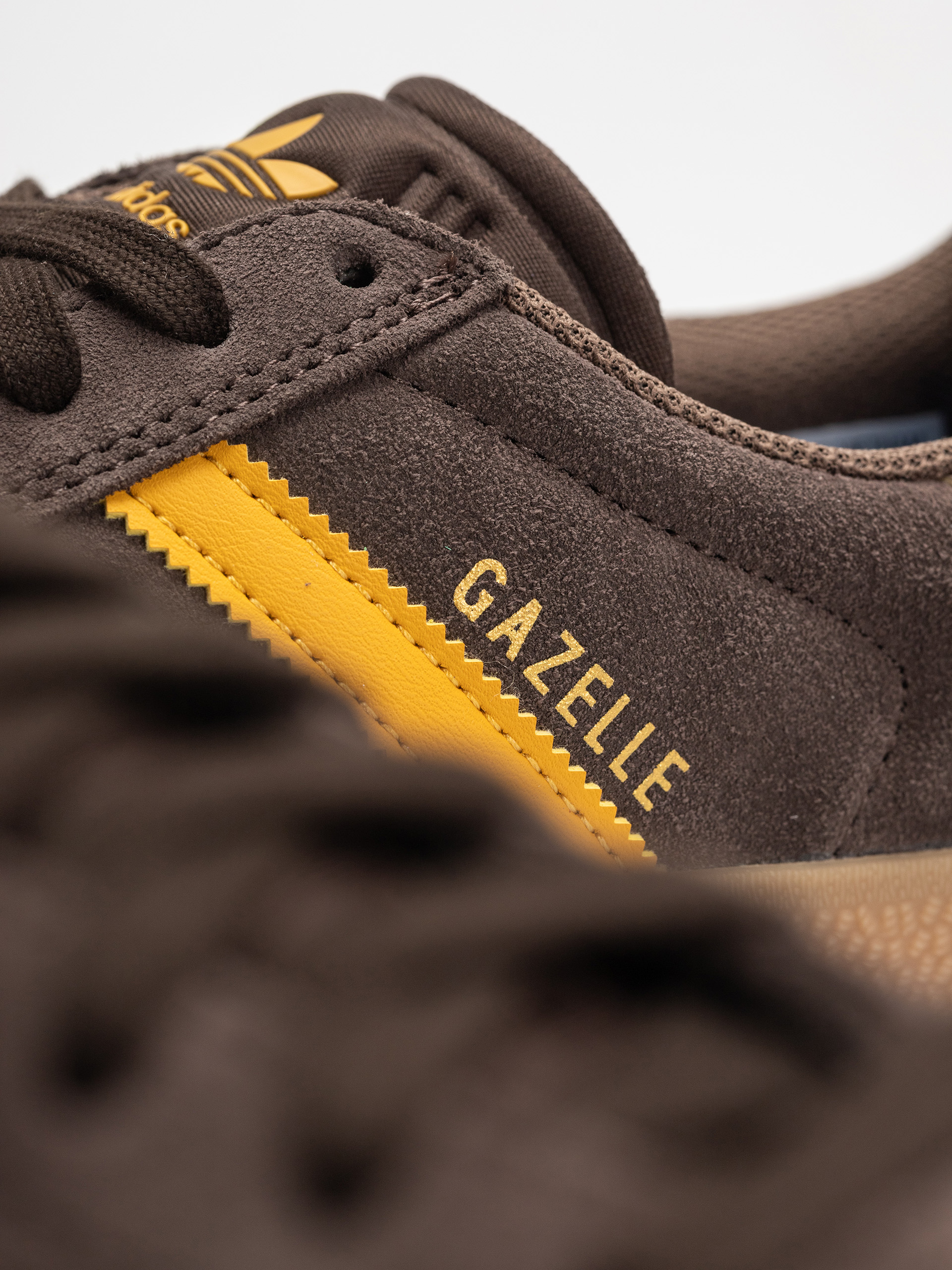 Pantofi adidas Gazelle ADV - maro (crywht/crywht/gum4)
