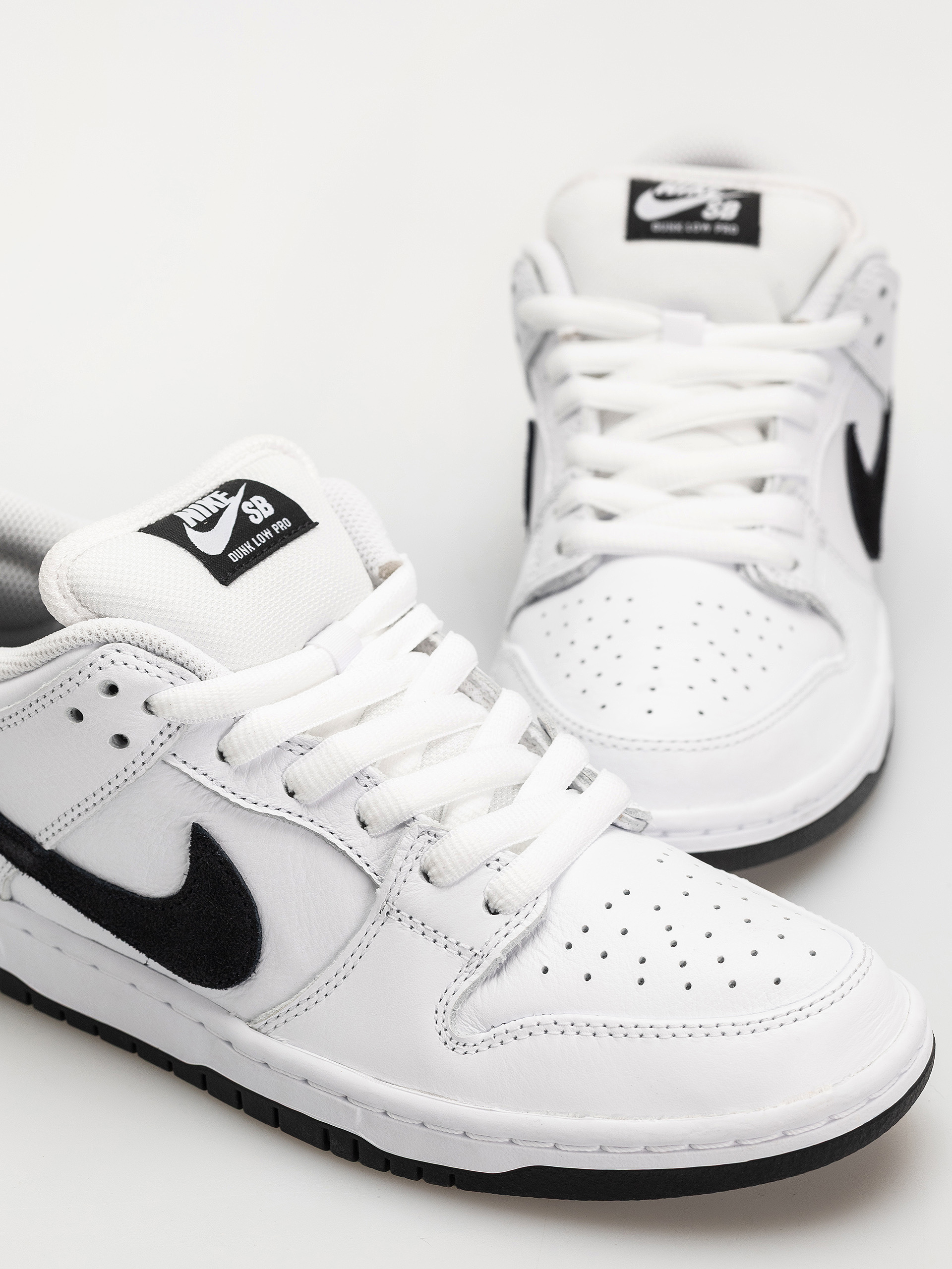 NIKE SB DUNK LOW PRO×CSEF WHITEandBLACK nike-sb-x-csef-dunk-low-pro-