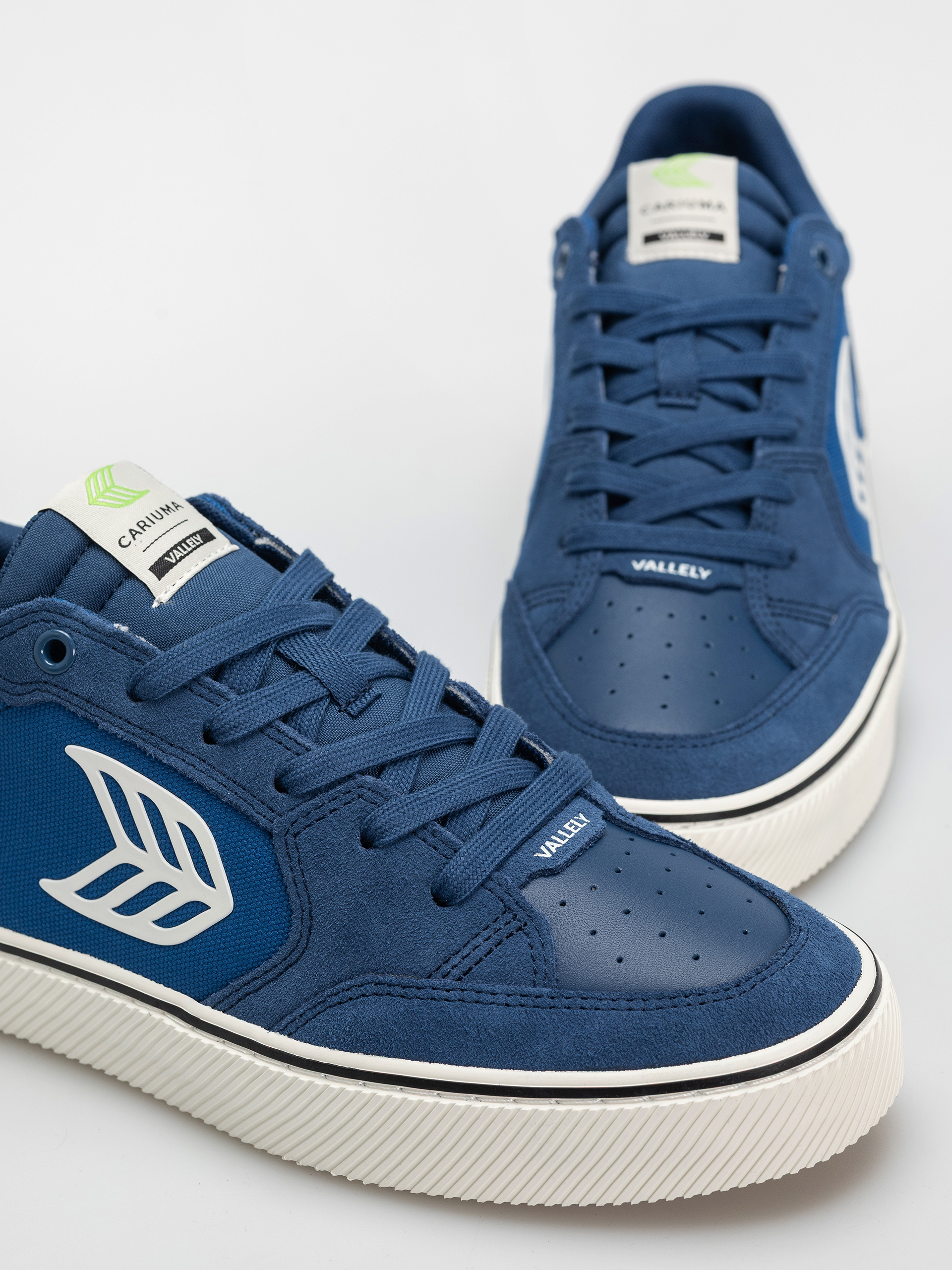 Pantofi Cariuma Vallely Pro (mystery blue suede and cordura off white logo)