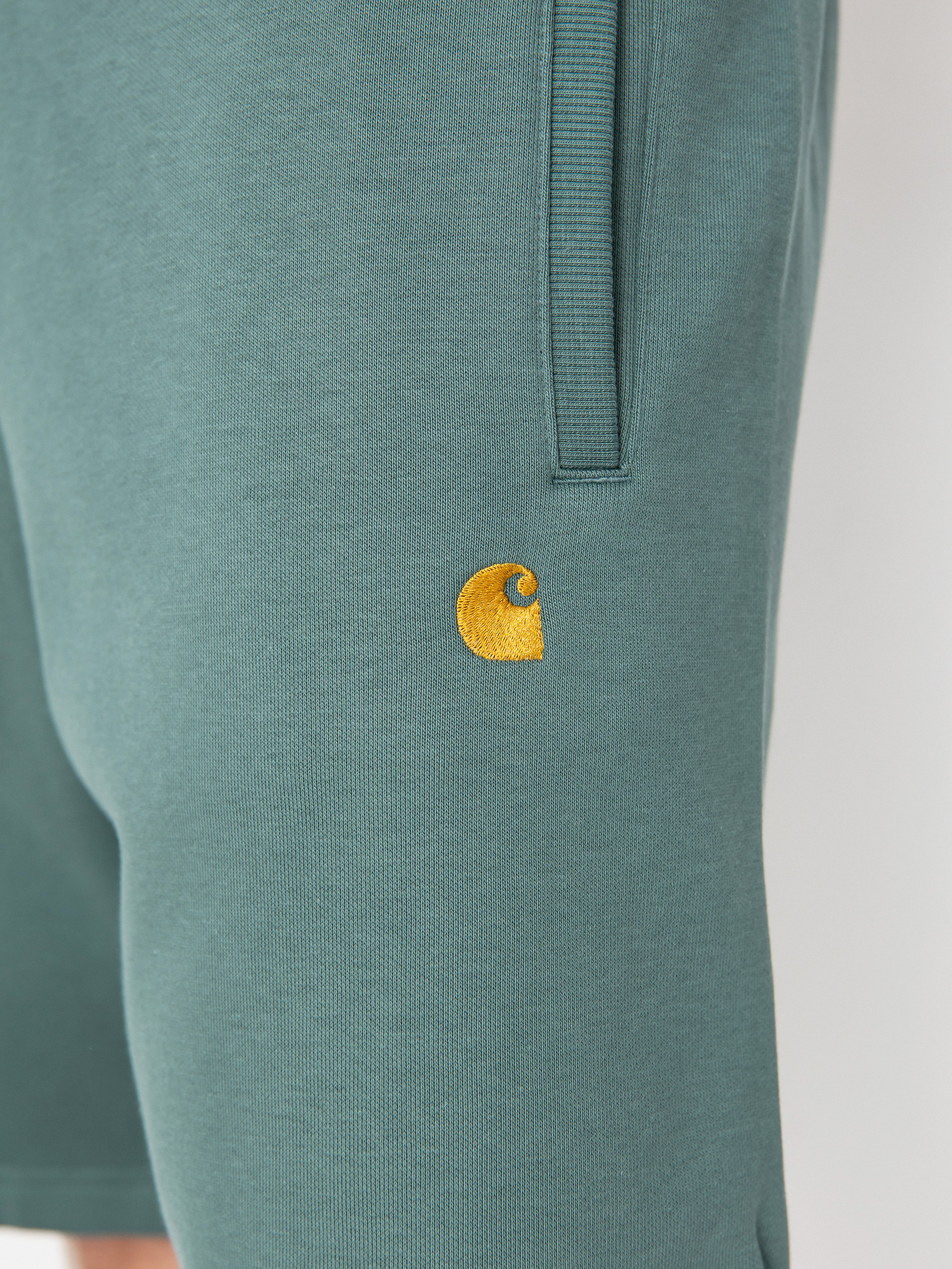 Pantaloni scurți Carhartt WIP Chase (silver pine/gold)