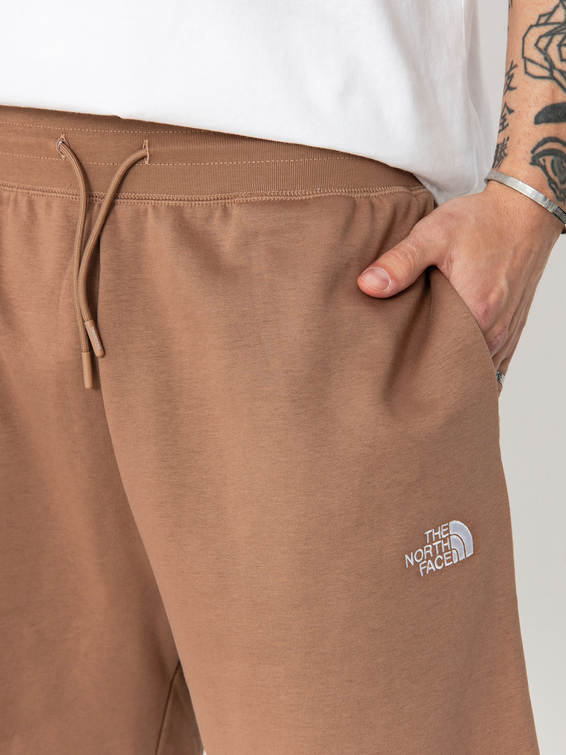 Pantaloni scurți The North Face Essential Relaxed (latte)