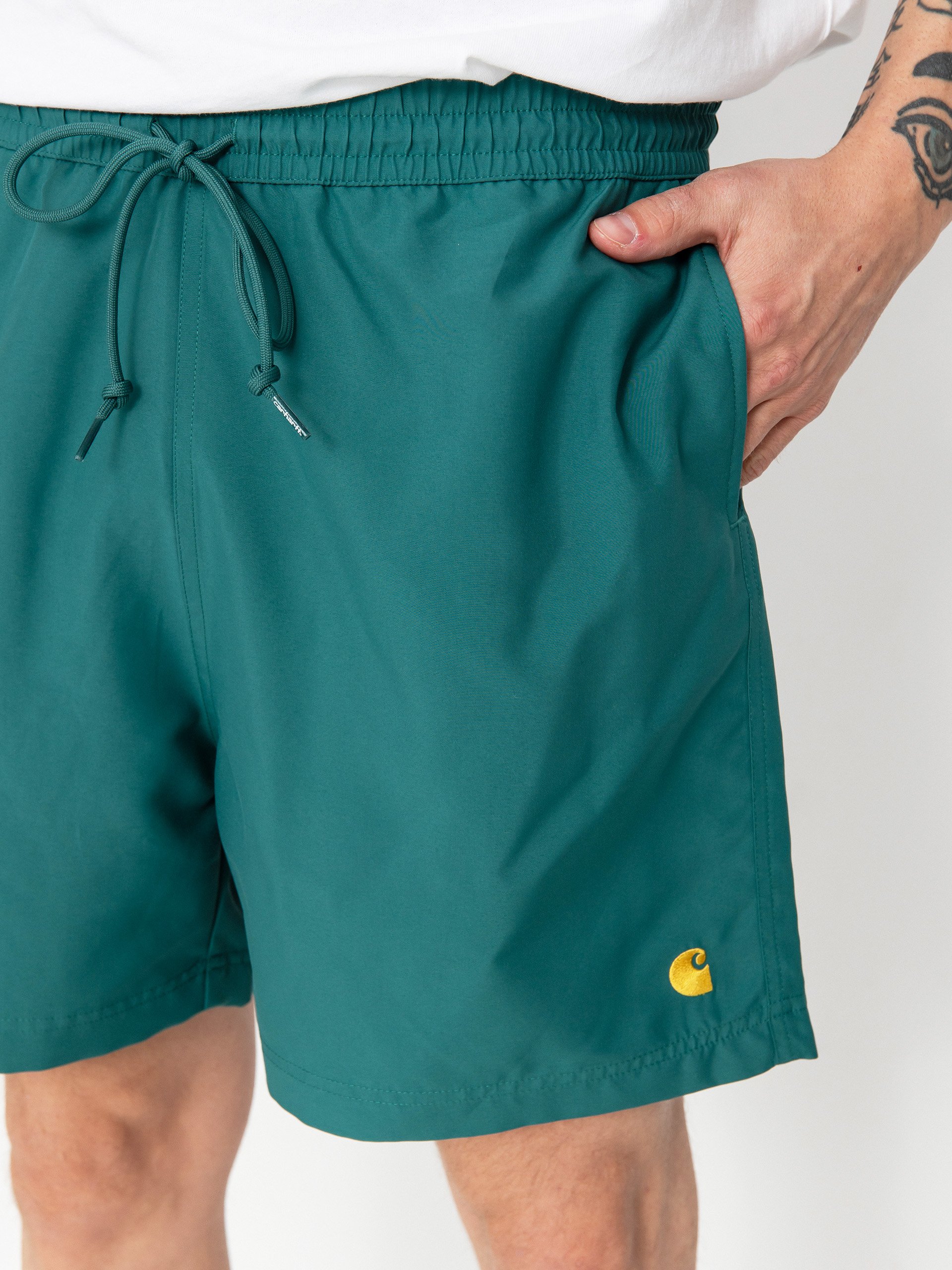 Pantaloni scurți Carhartt WIP Chase Swim (rainforest/gold)