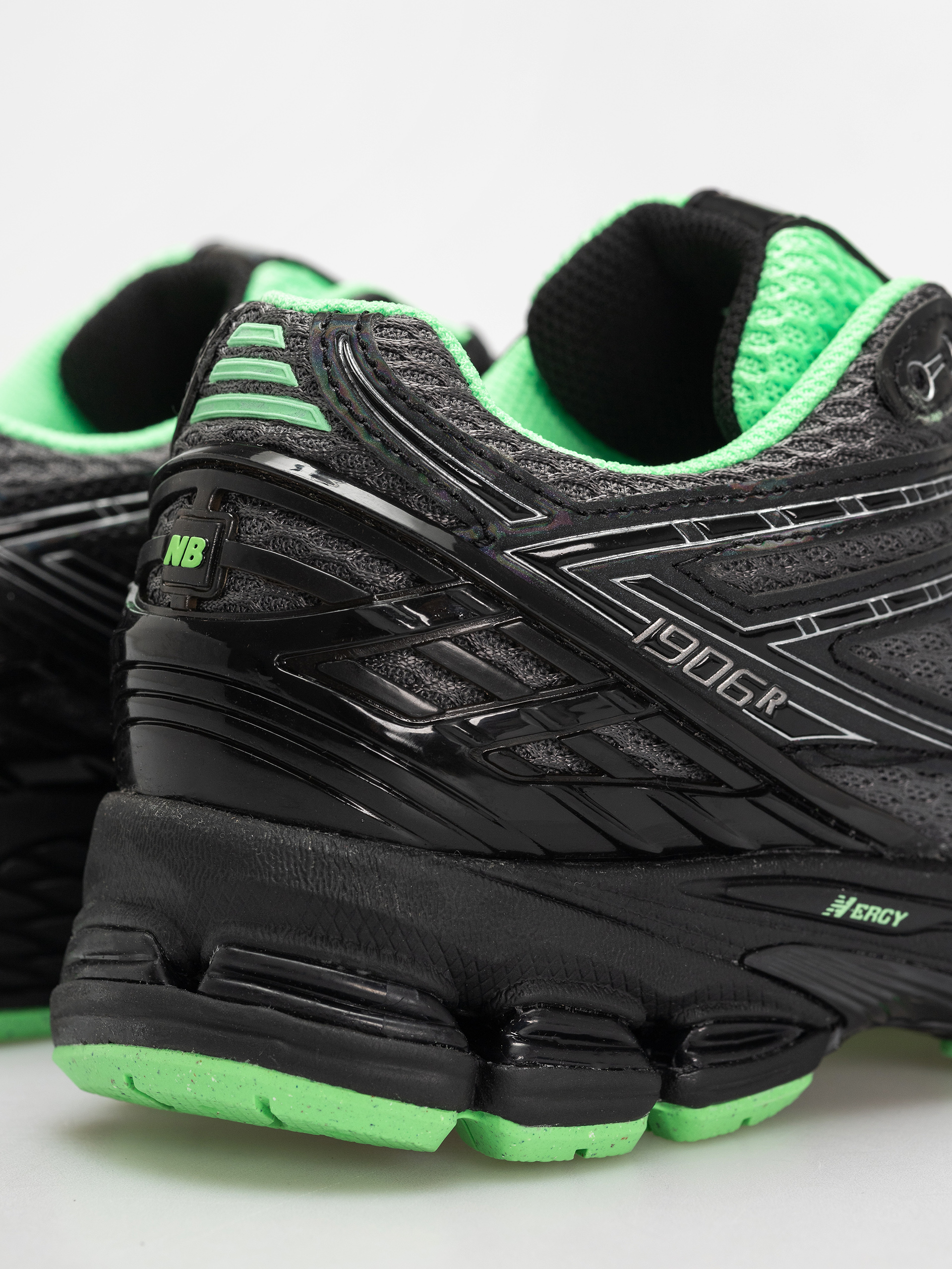 Pantofi New Balance 1906 (dark silver metallic)