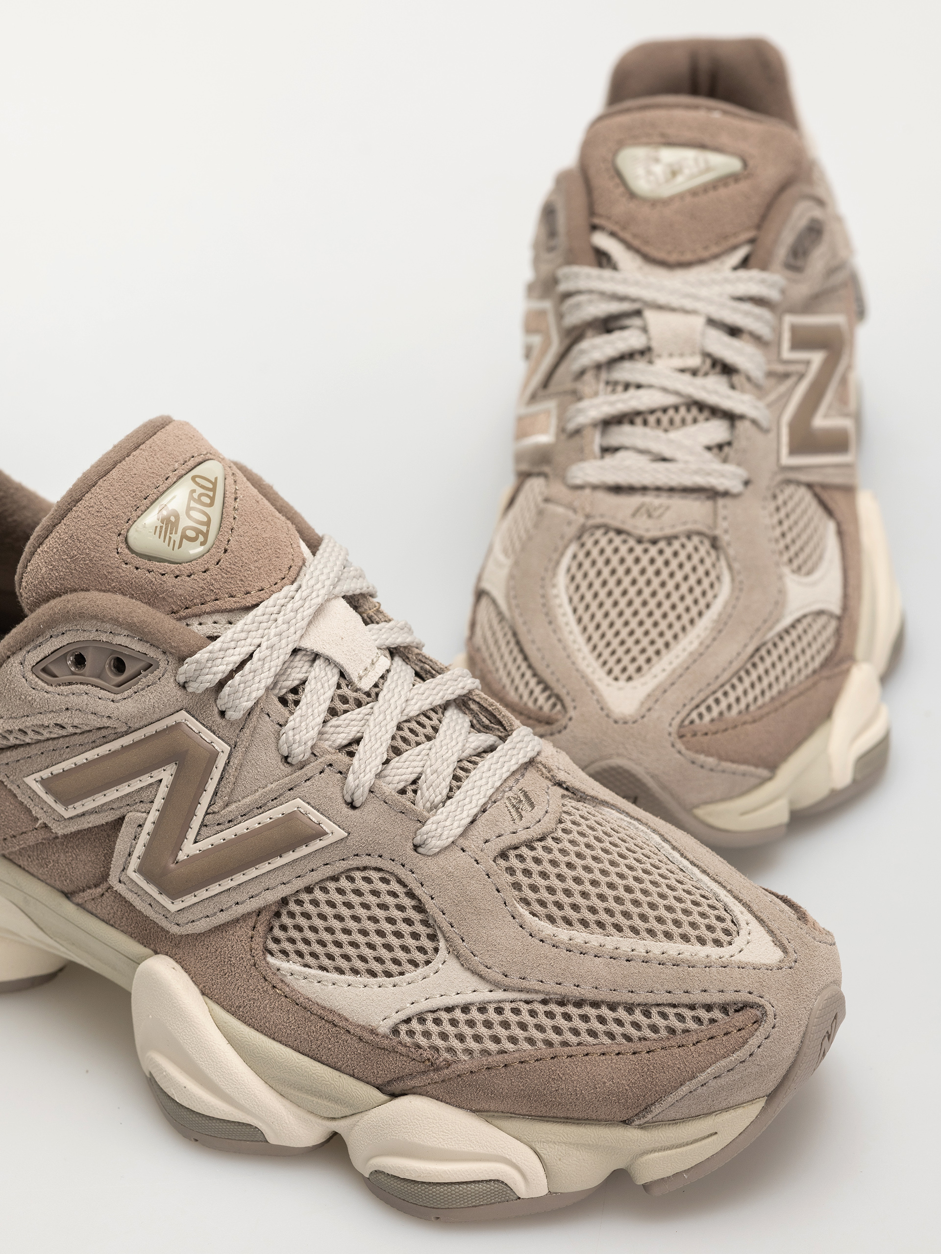 Pantofi New Balance 9060 (mushroom)