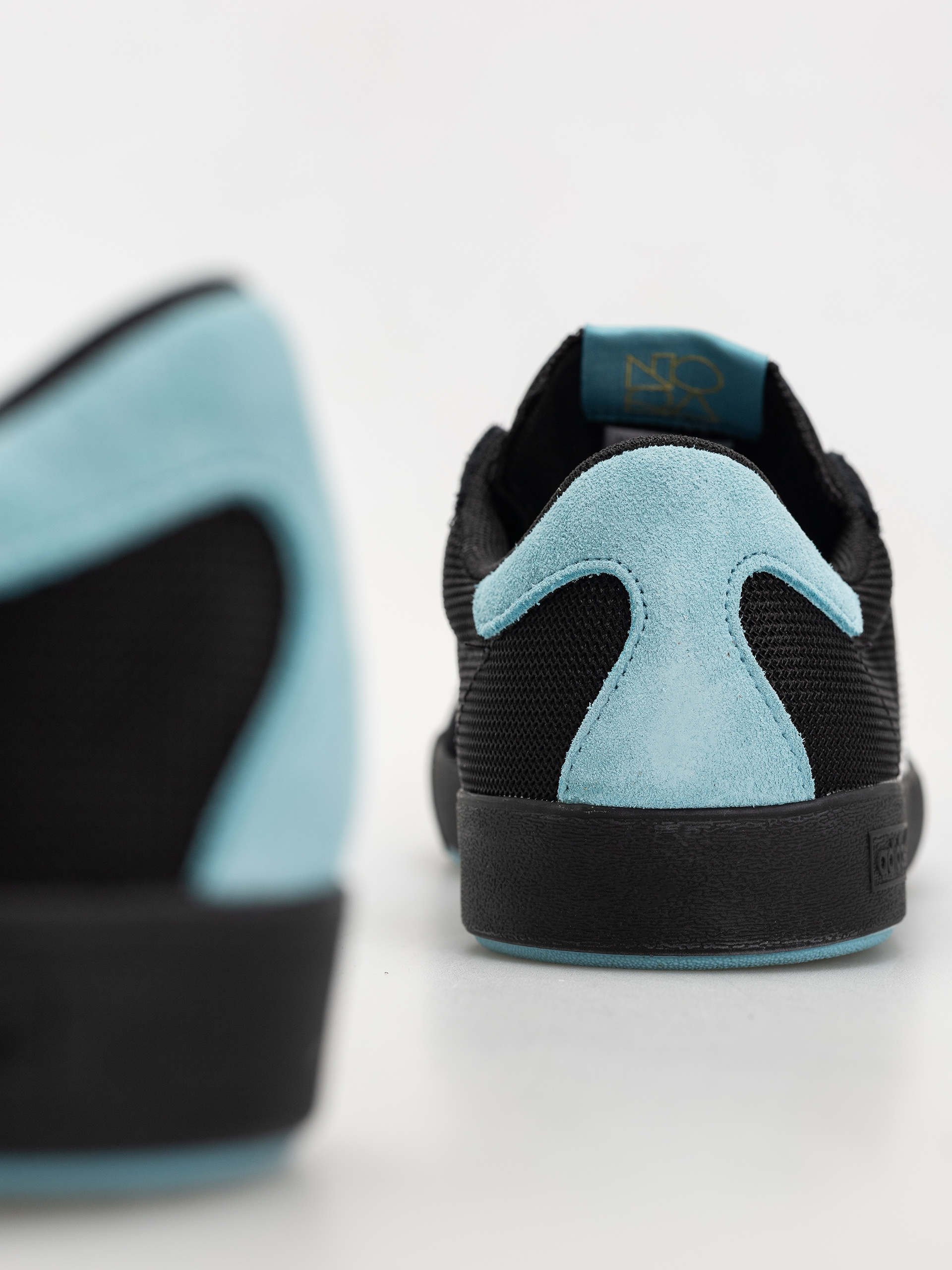 Pantofi adidas Nora (cblack/ftwwht/goldmt)