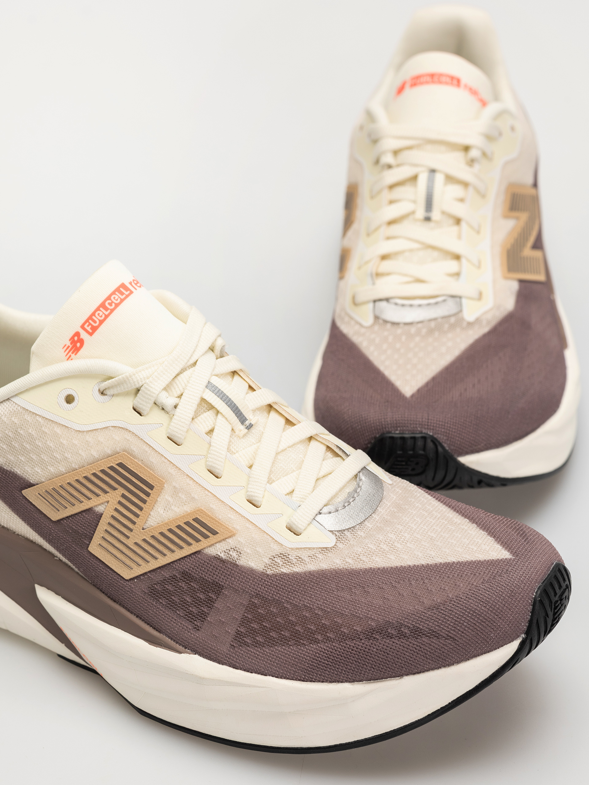 Pantofi New Balance Fuelcell Rebel V5 - maro (angora)