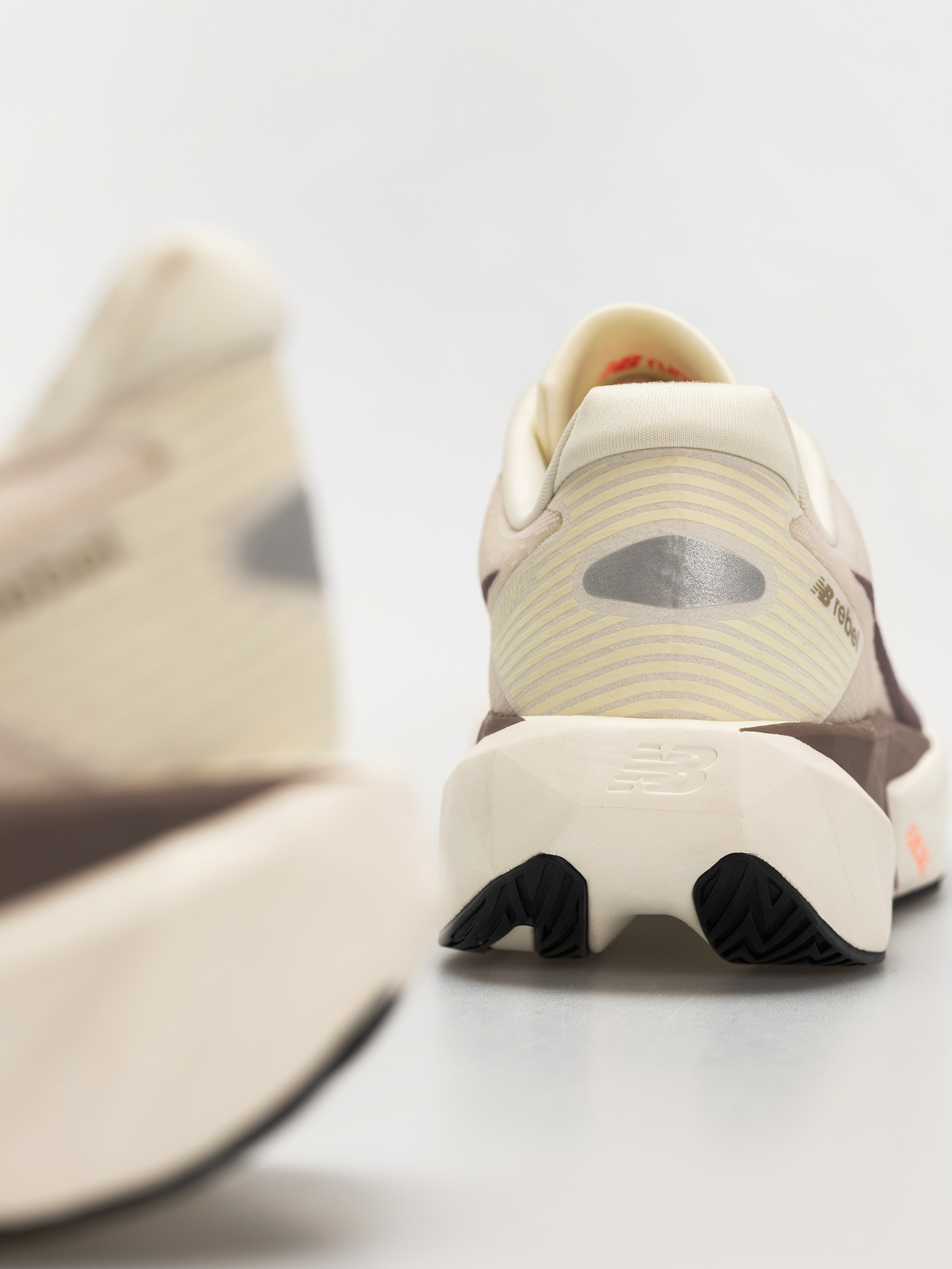 Pantofi New Balance Fuelcell Rebel V5 (angora)