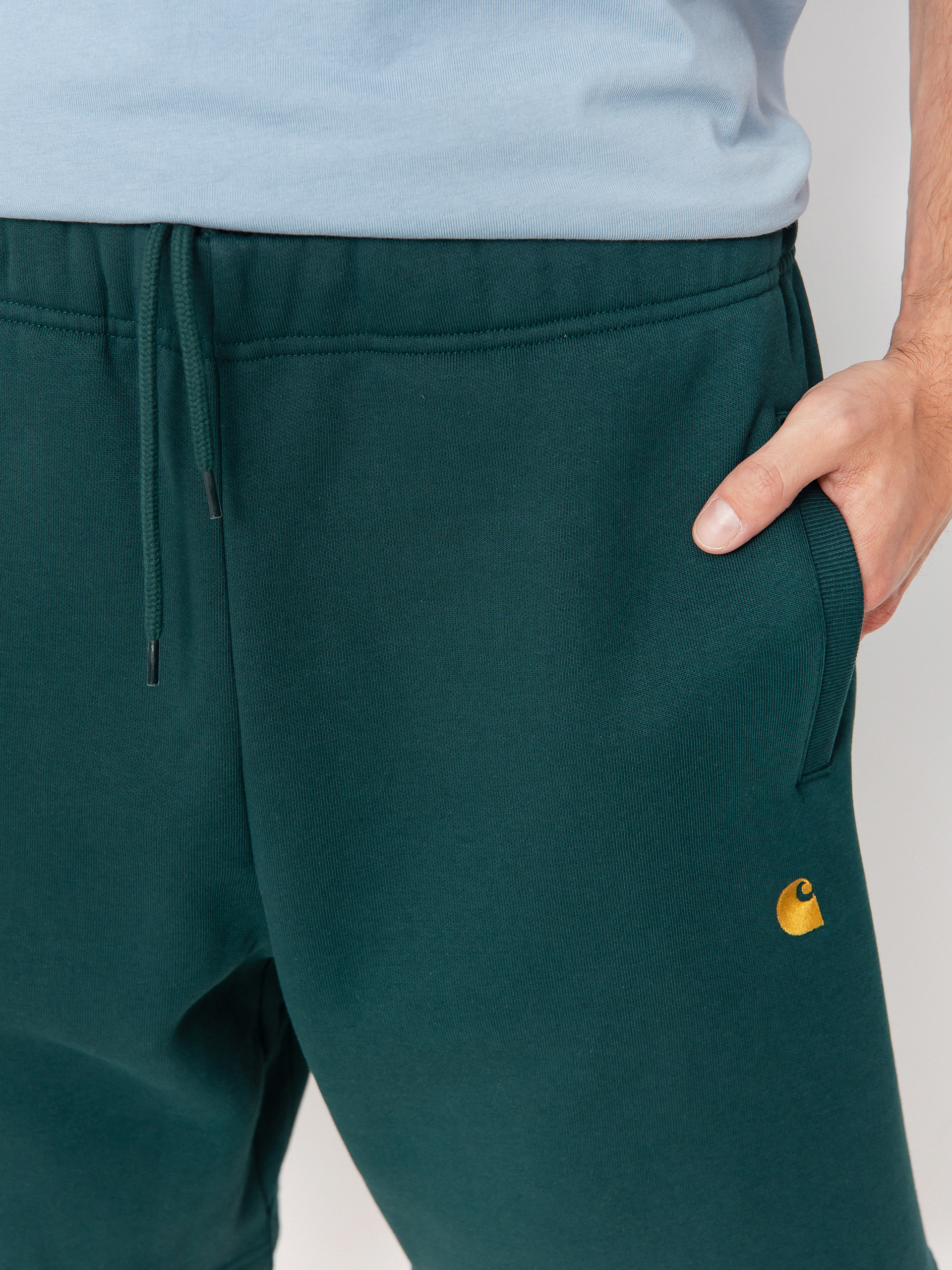 Pantaloni scurți Carhartt WIP Chase (dark fir/gold)