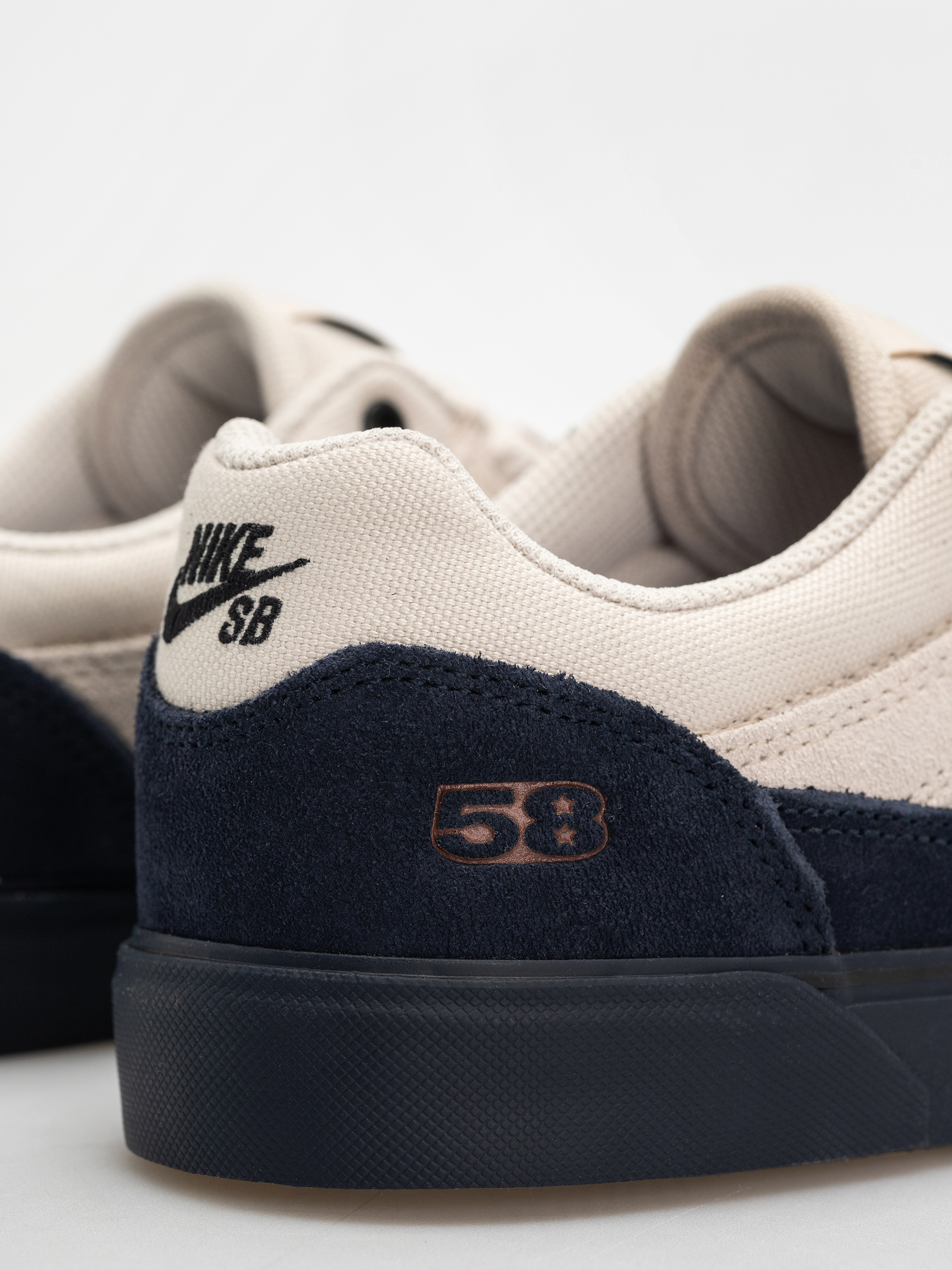 Pantofi Nike SB Malor Te (lt khaki/black lt orewood brn)