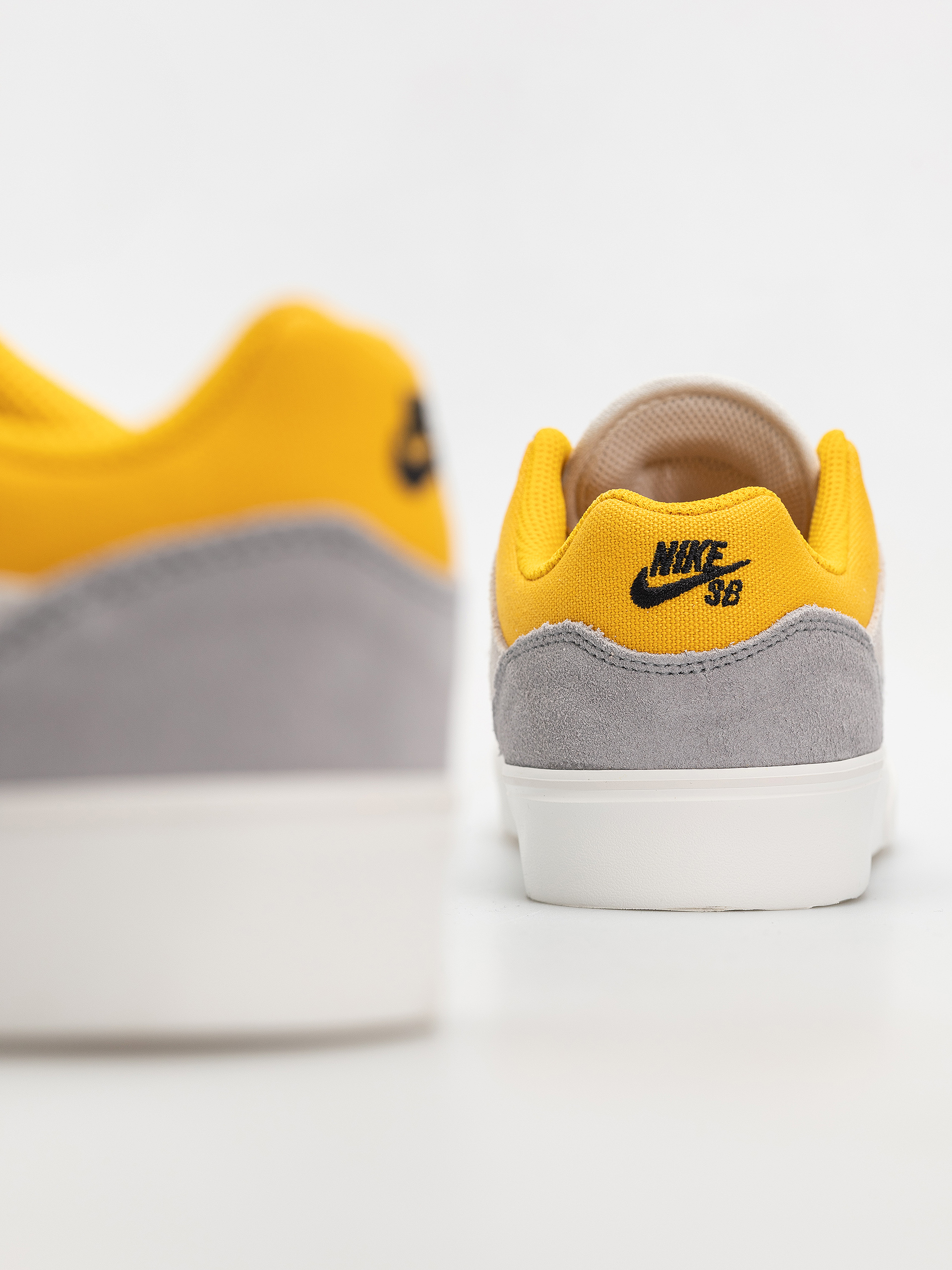 Pantofi Nike SB Malor JR (platinum tint/university gold wolf grey)