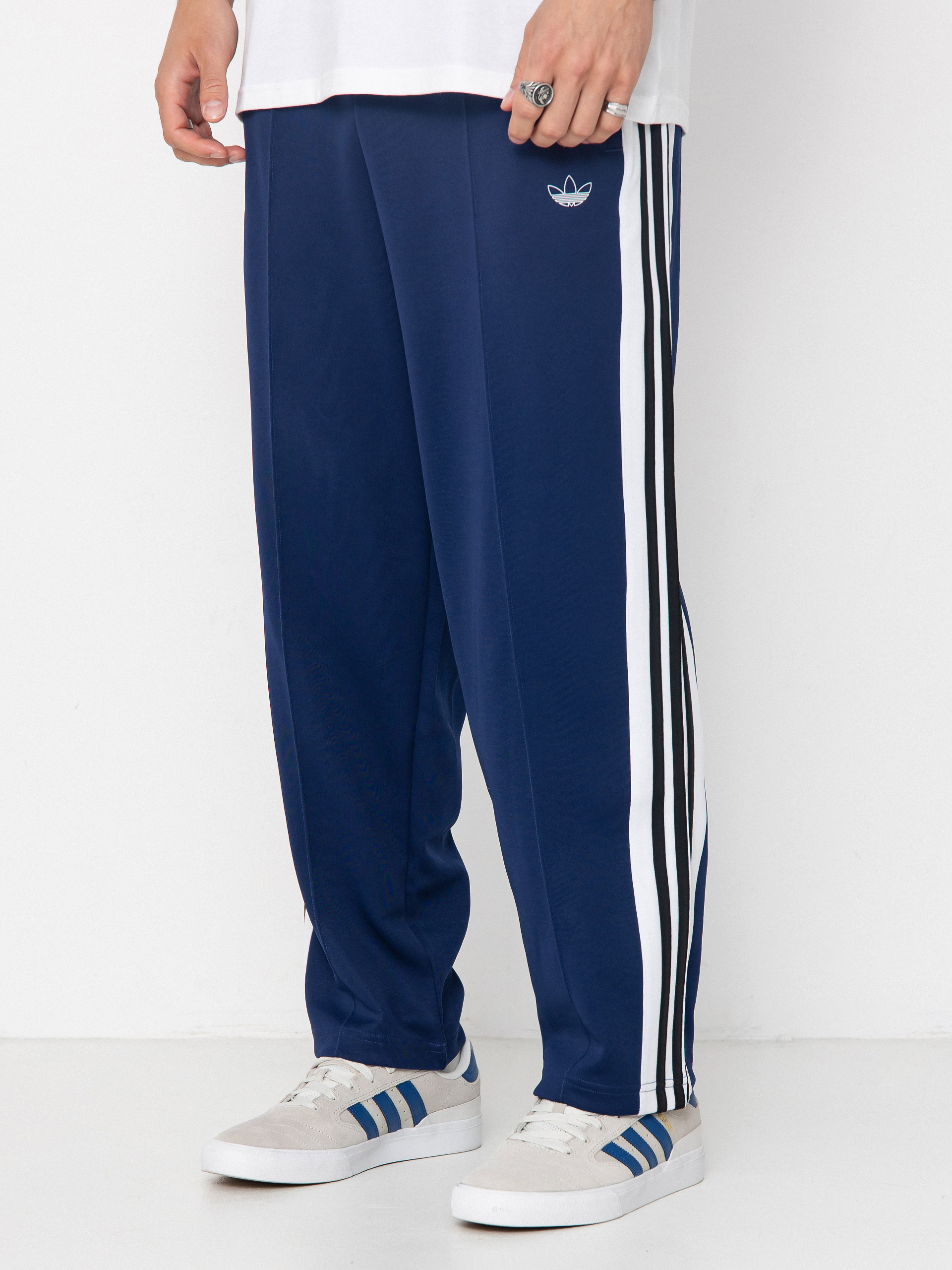 shunshun　１００、３０，３２、３７，６７ Pantaloni adidas Tyshawn - albastru marin (dkblue/white/black)