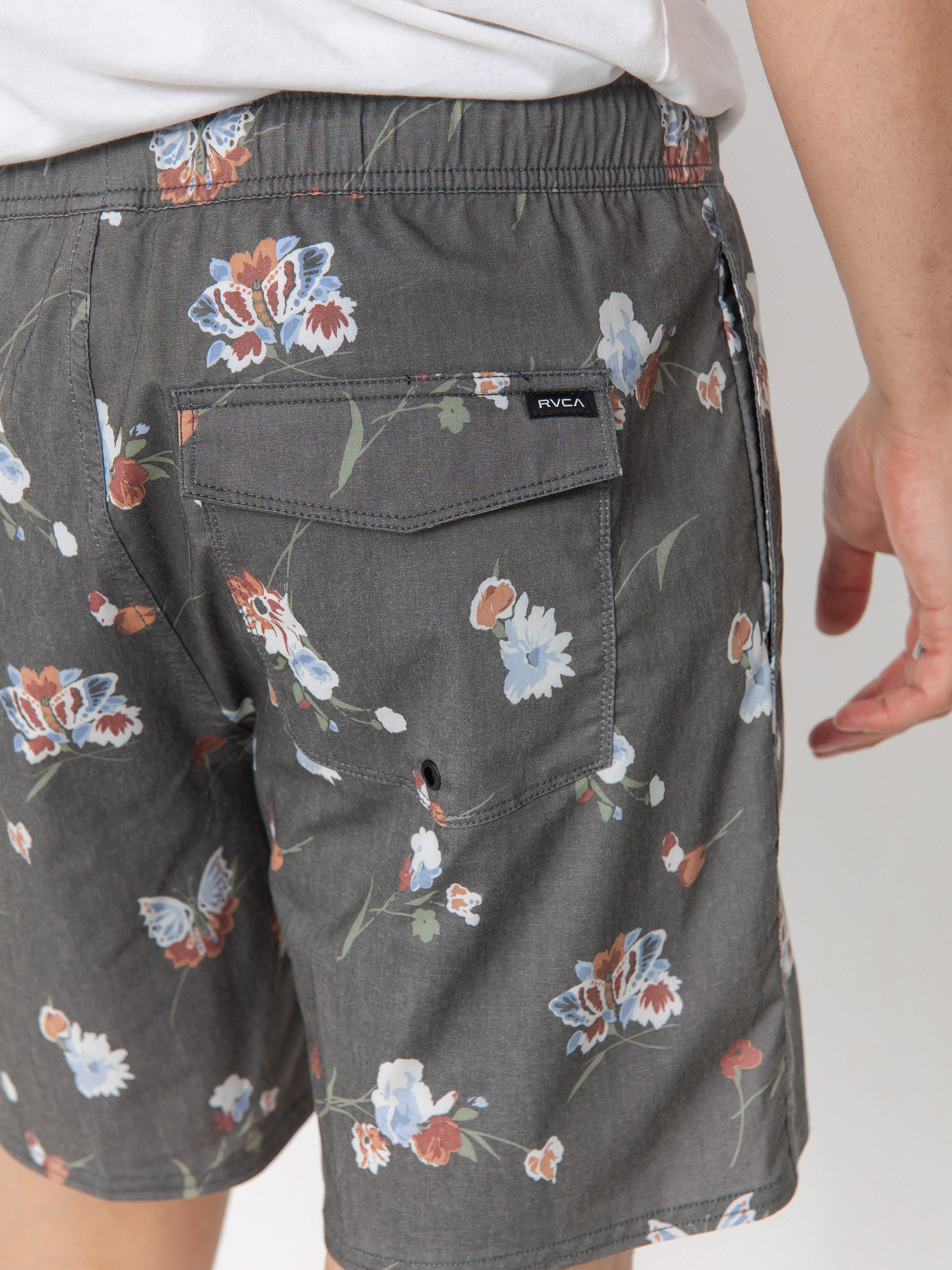 Pantaloni scurți RVCA Barnes Elastic Short 17 (black floral print)