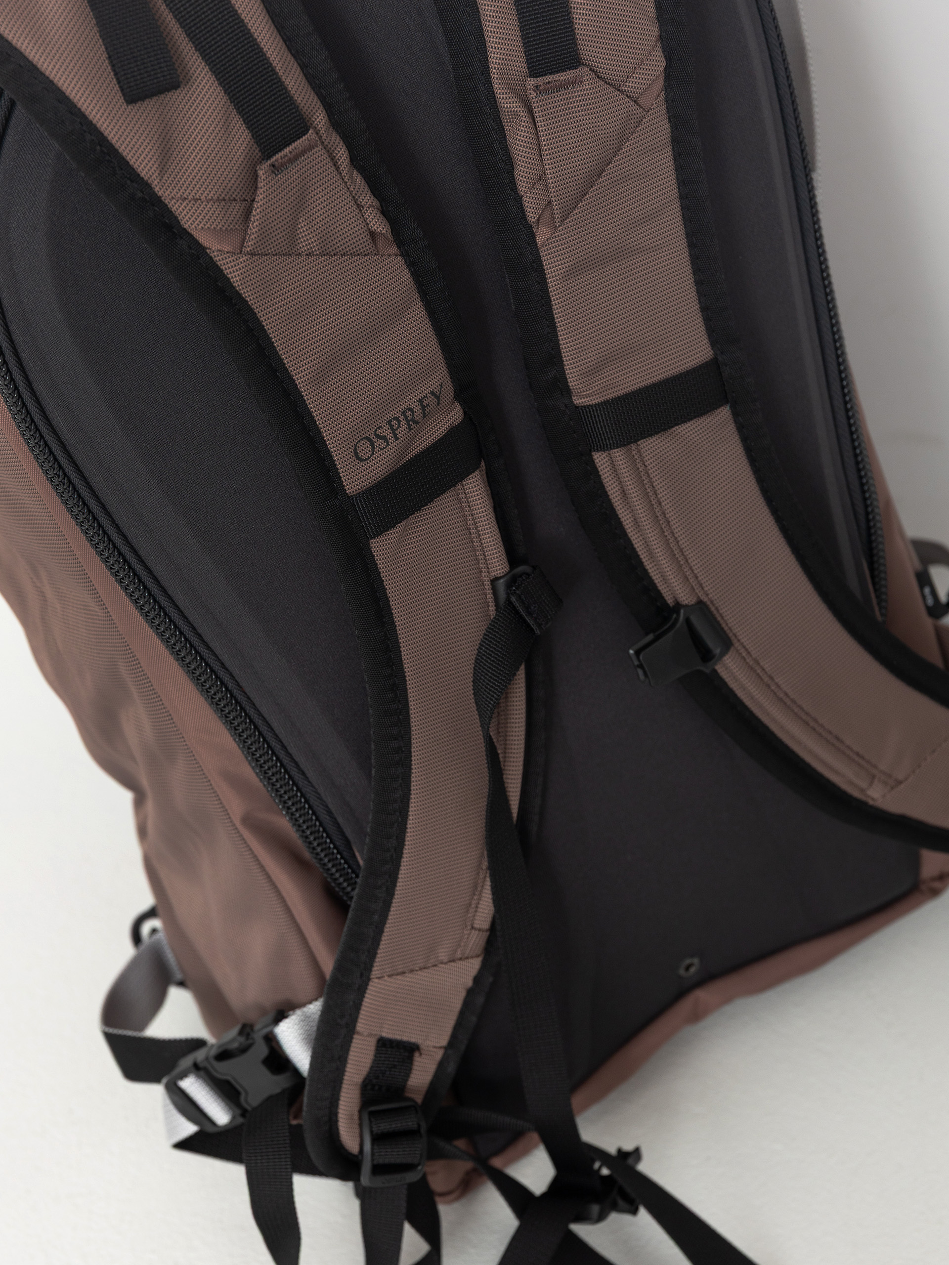 Rucsac Osprey Sopris 25 (magma brown/raven black)