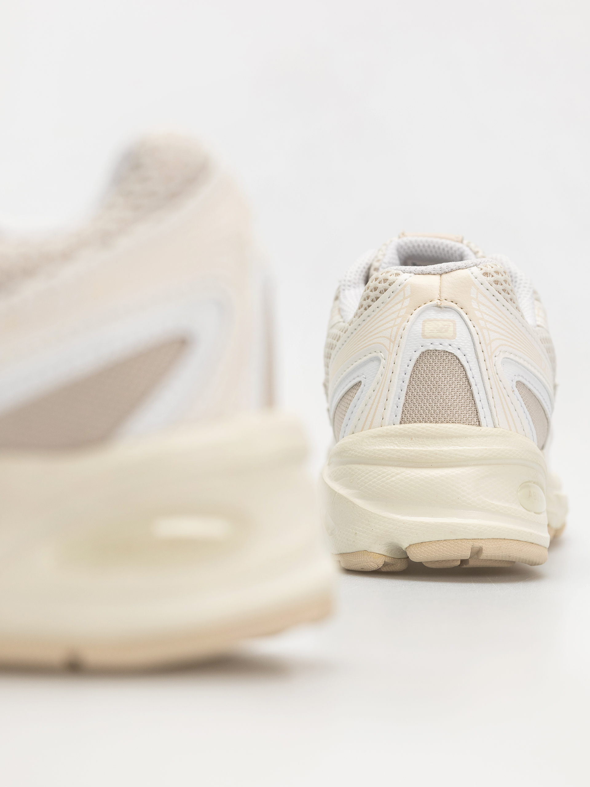 Pantofi New Balance 740 JR (sea salt)