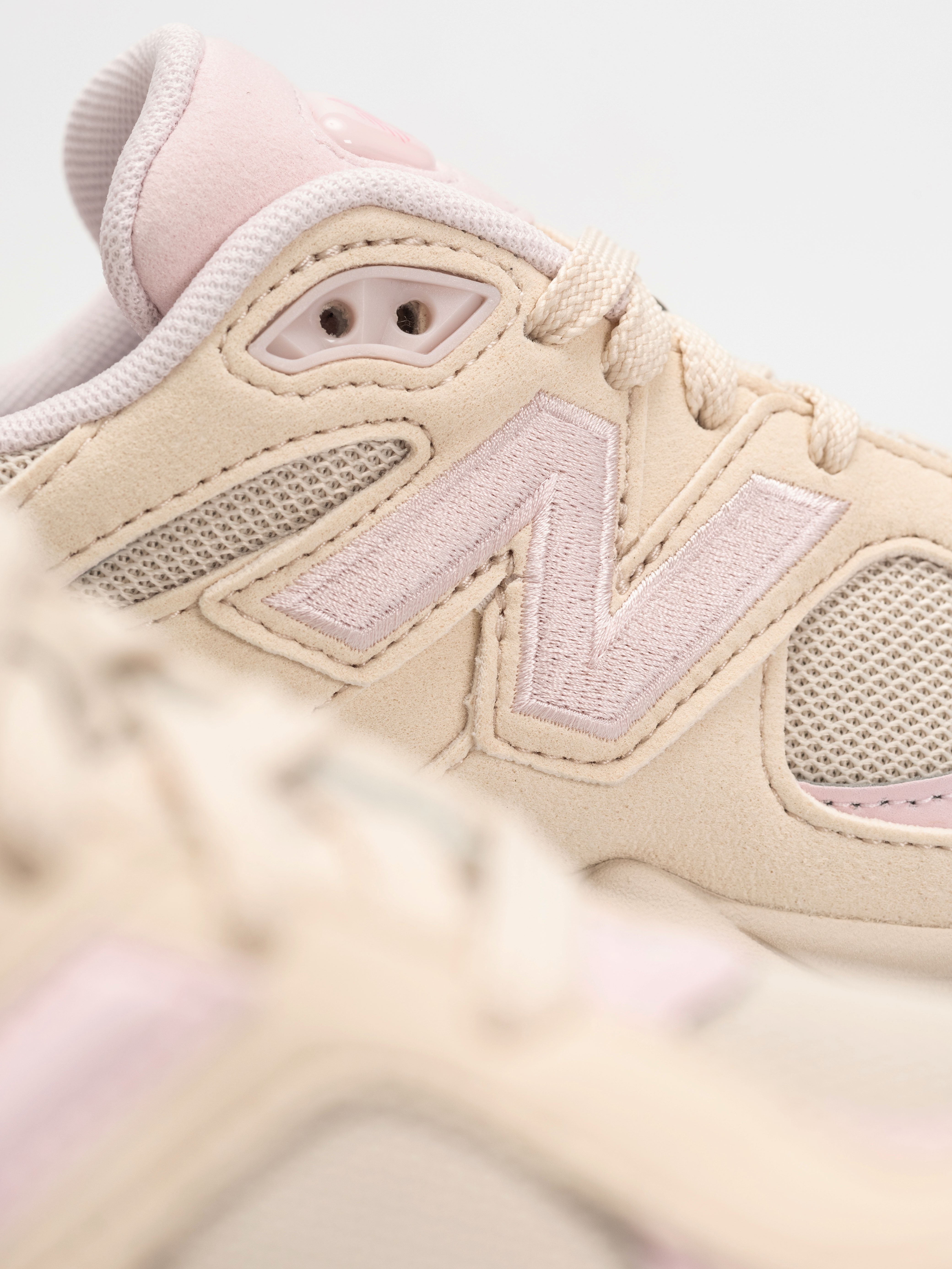 Pantofi New Balance 9060 JR (bisque)