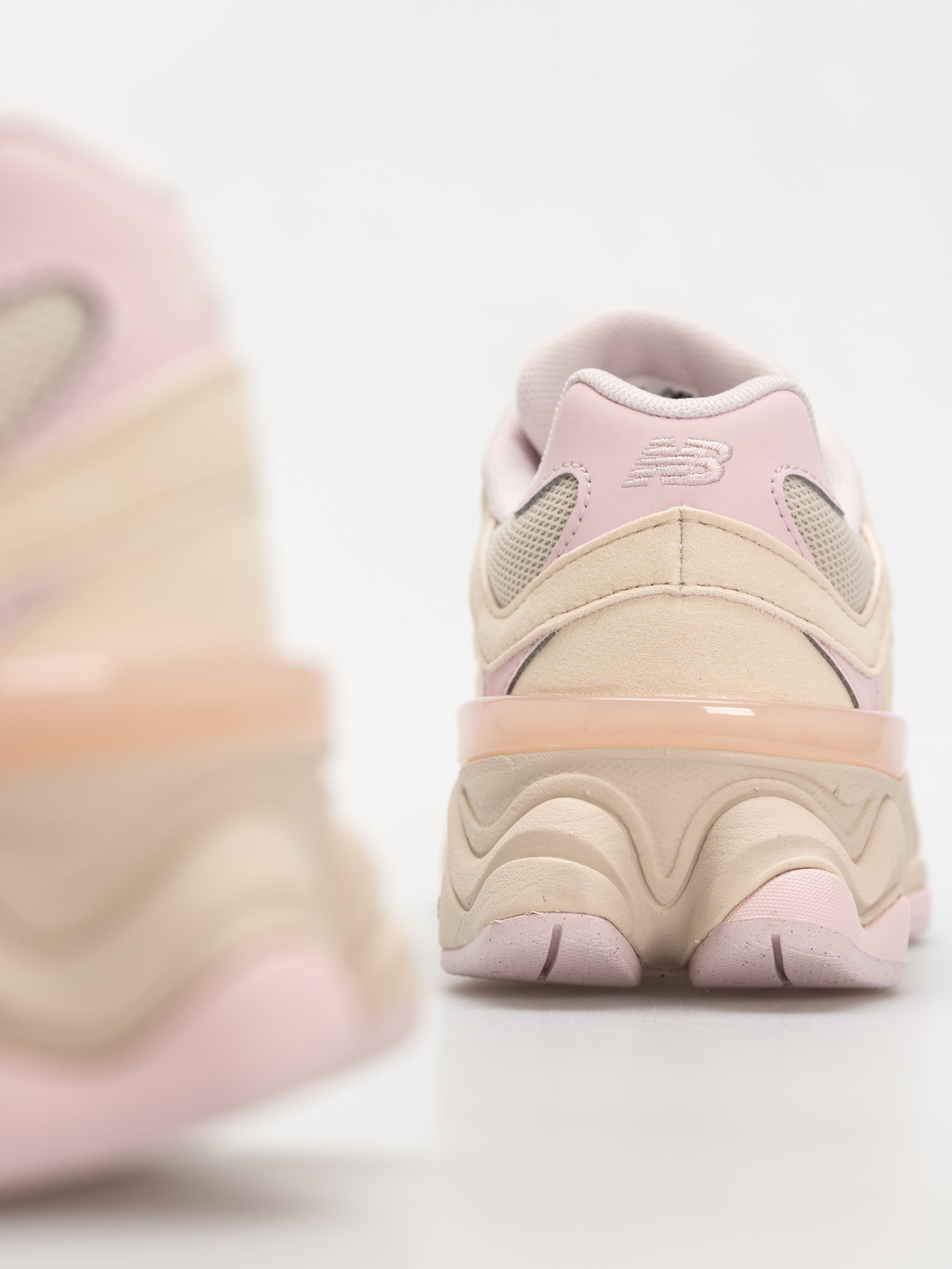 Pantofi New Balance 9060 JR (bisque)